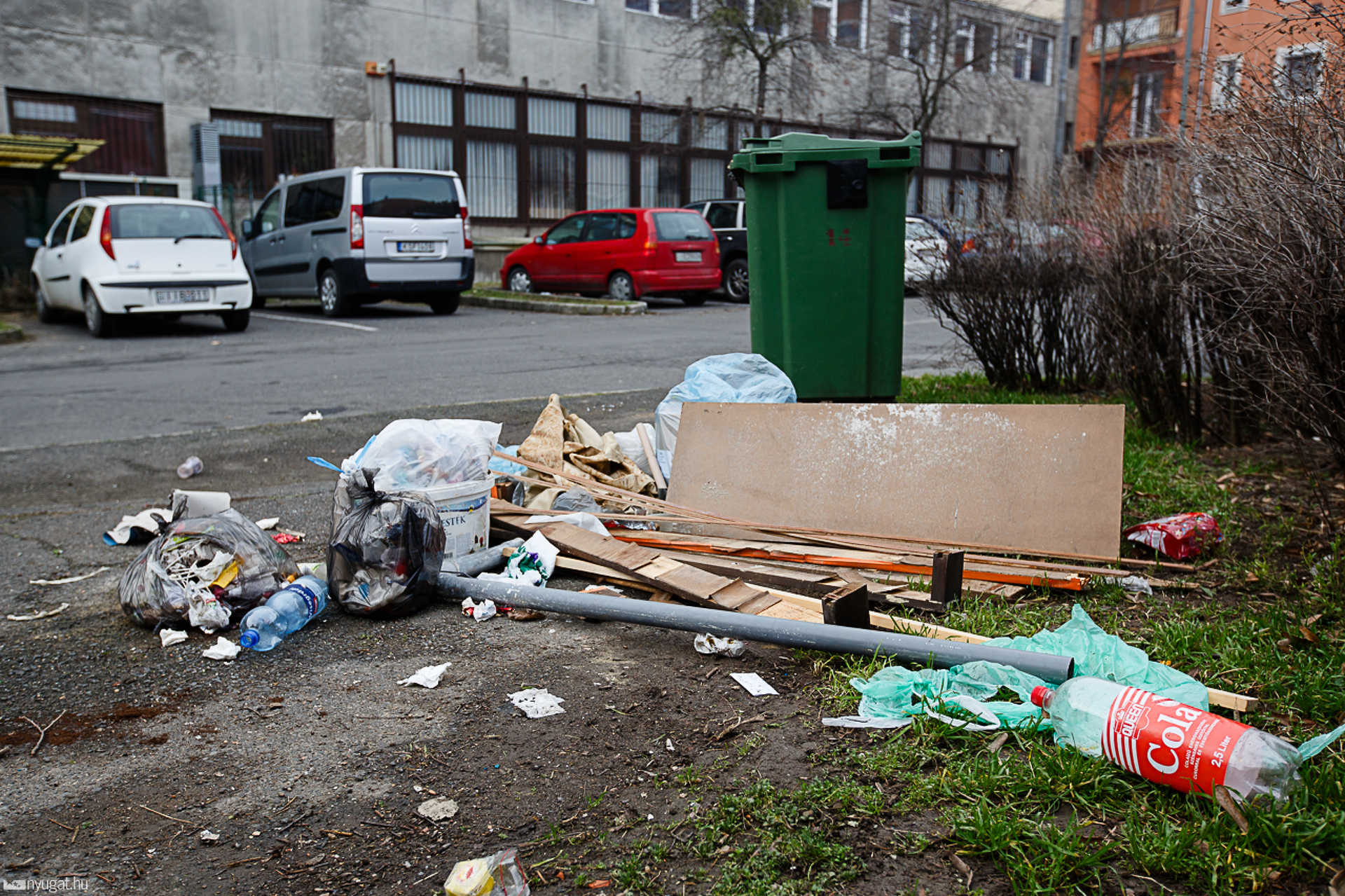 Újabb szeméthalmok a belvárosi kukák mellett