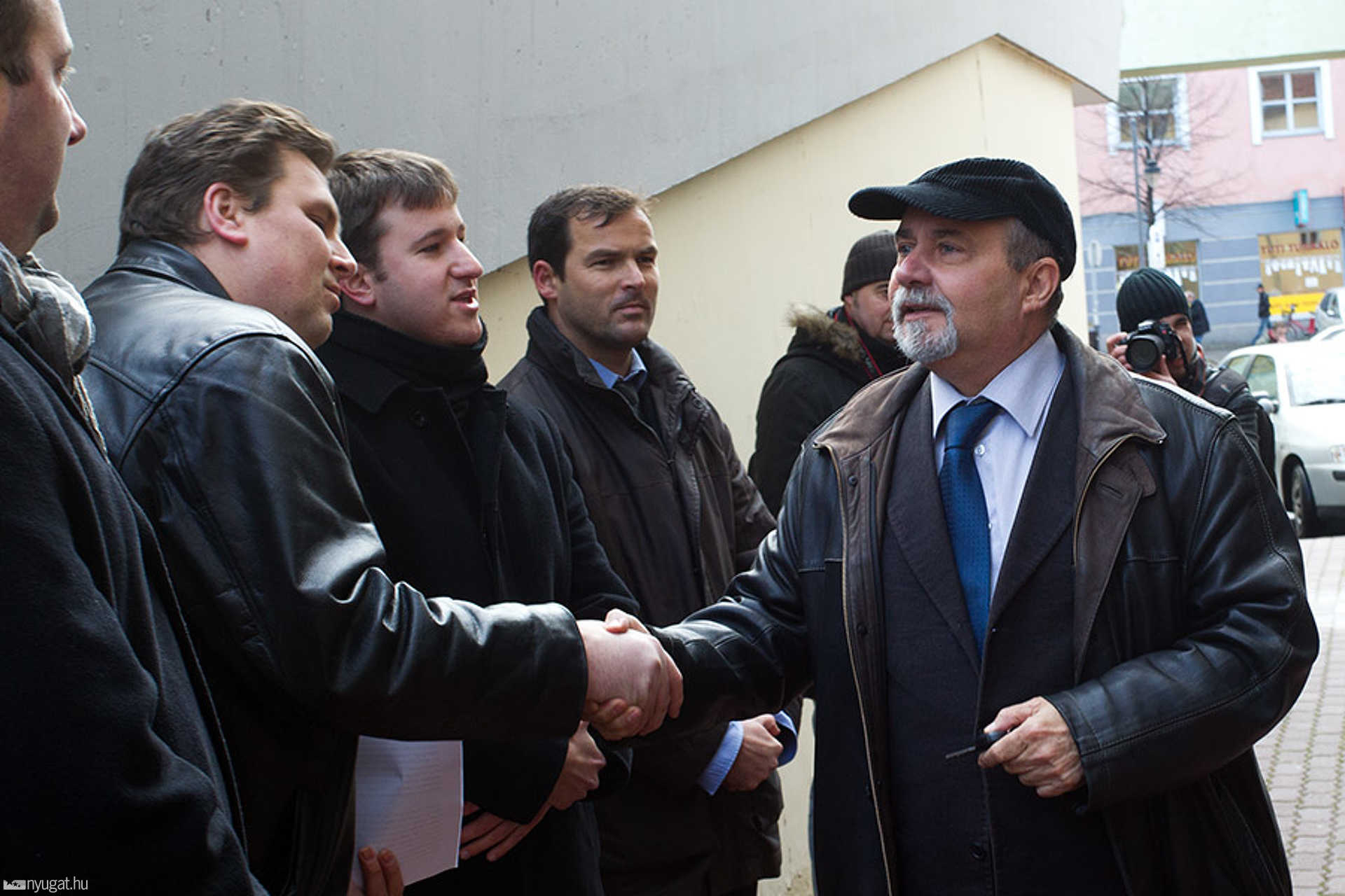 Nokiás dobozt kapott az MSZP a Jobbiktól