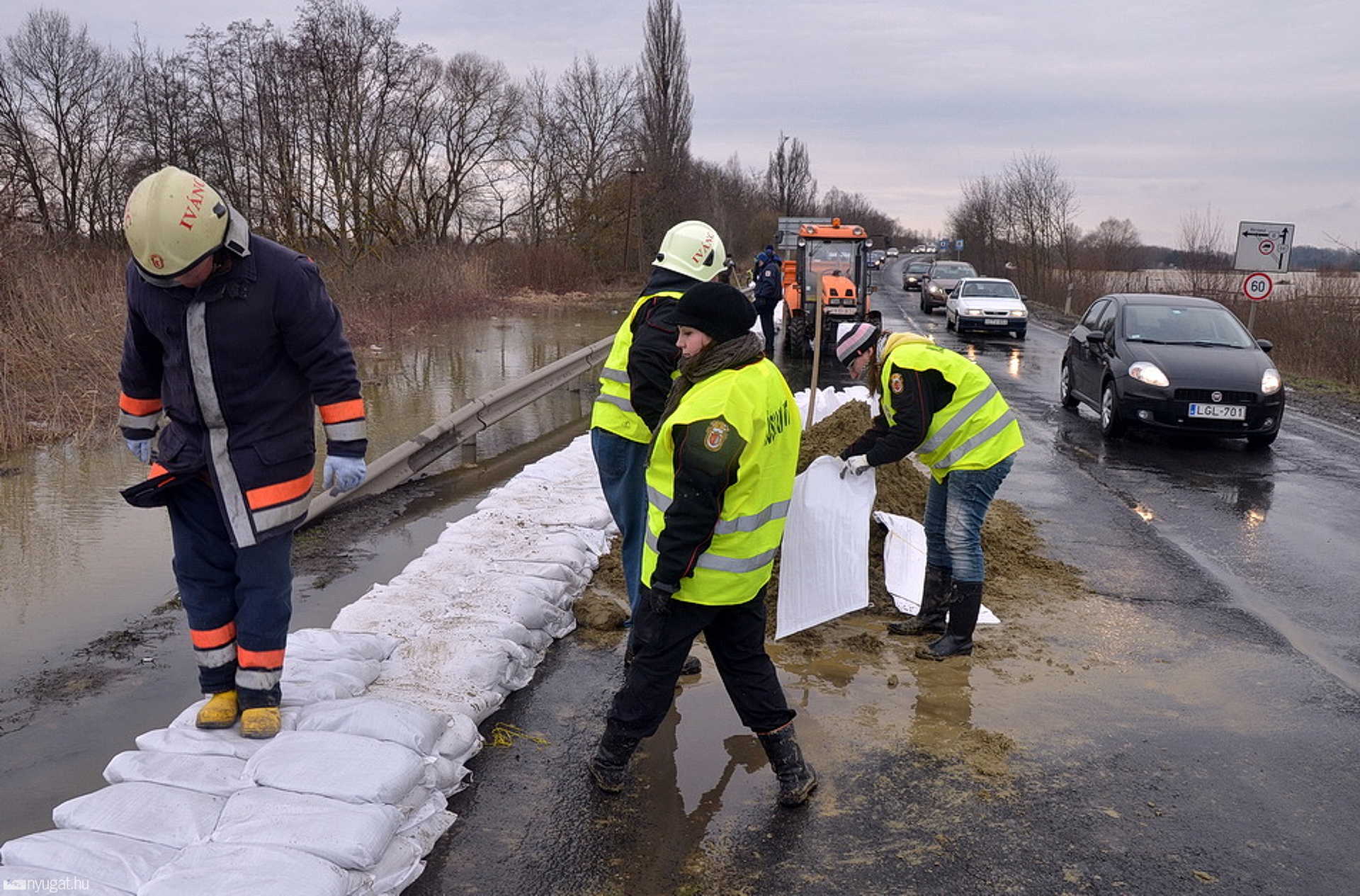 A Csörnöc patak áradása Körmend közelében, a 86-os főútnál