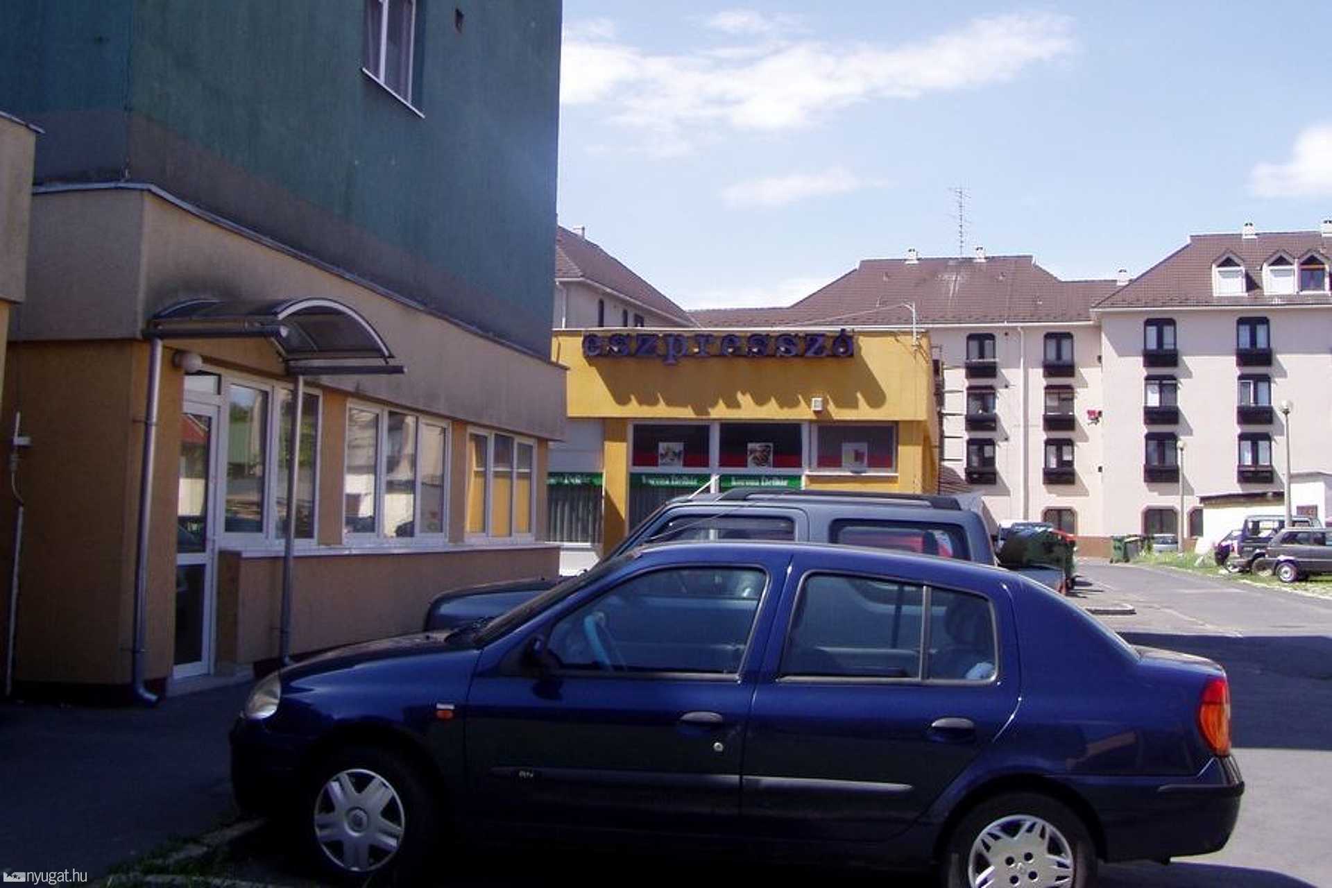 Elbújva az új épületek között