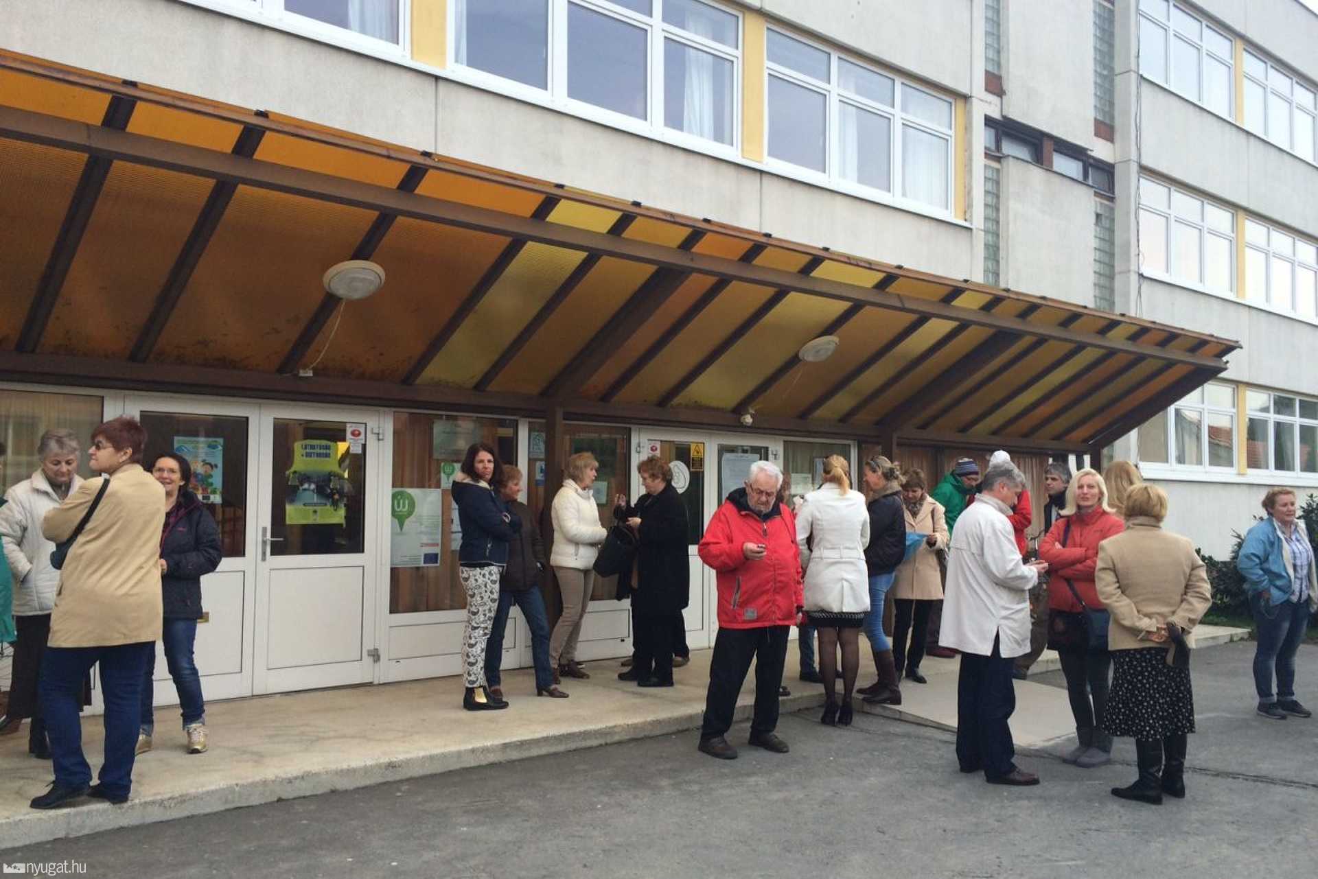 Sztrájk a Bercsényi iskola előtt