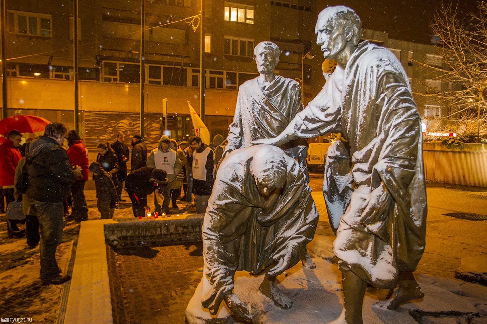 Baloldali demonstárció a városháza előtt