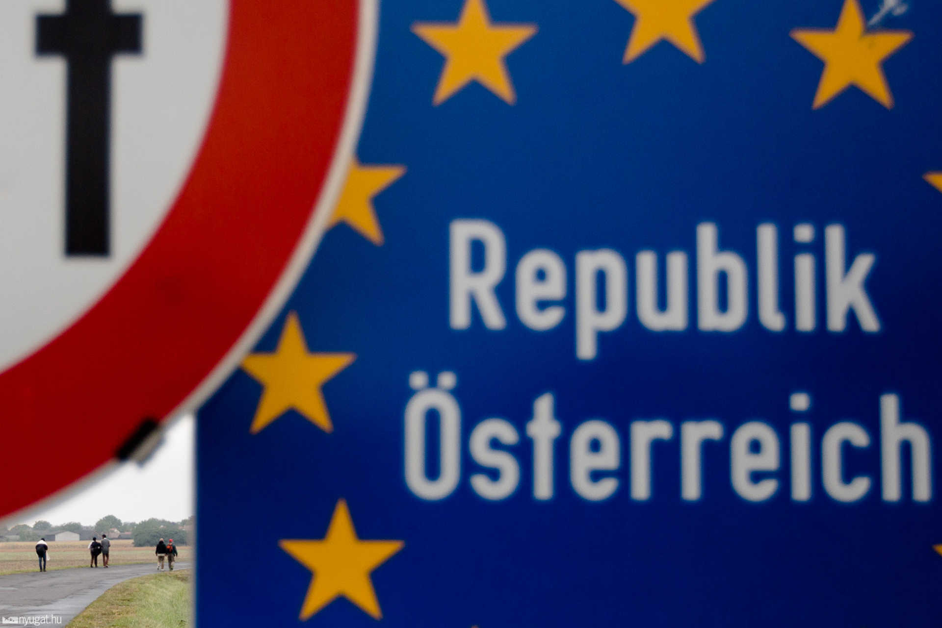 Átlépte az osztrák-magyar határt a menekültek első csoportja Pinkamindszentnél