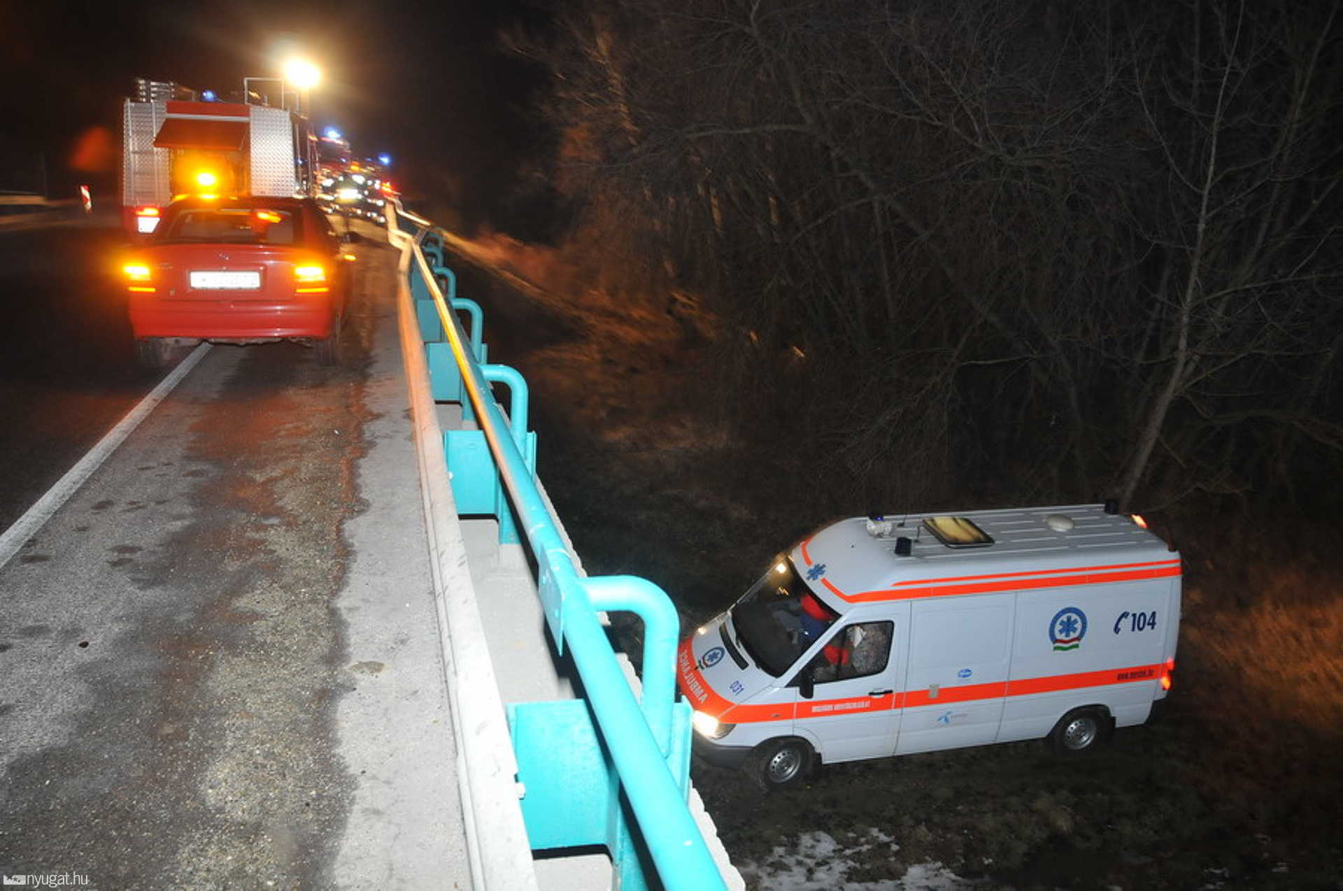Az Opel lerepült a 8-as útról Vasvárnál