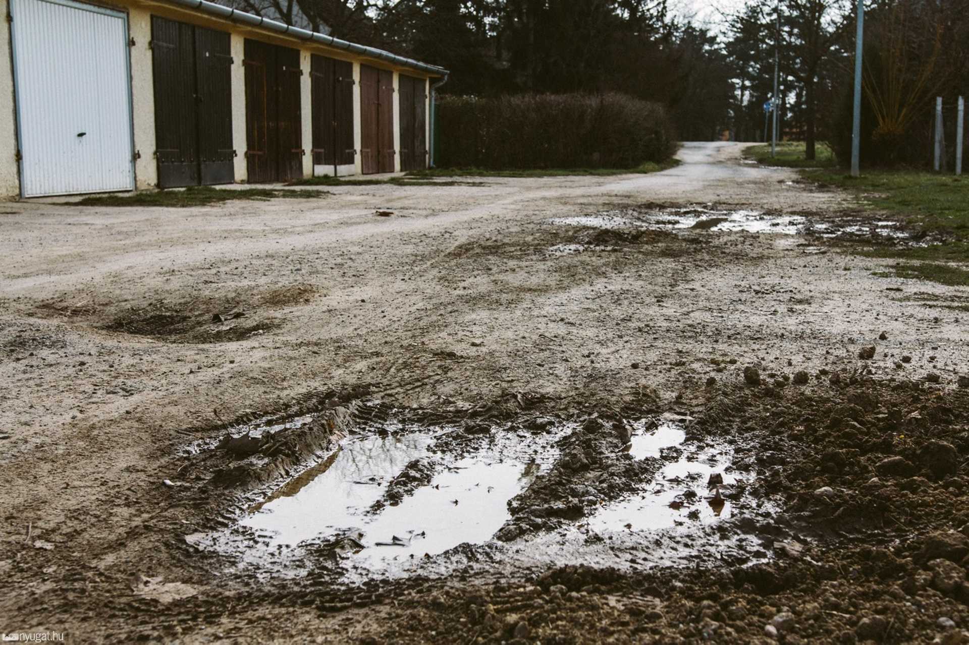 Kátyú a Vízöntő utcai garázssoron