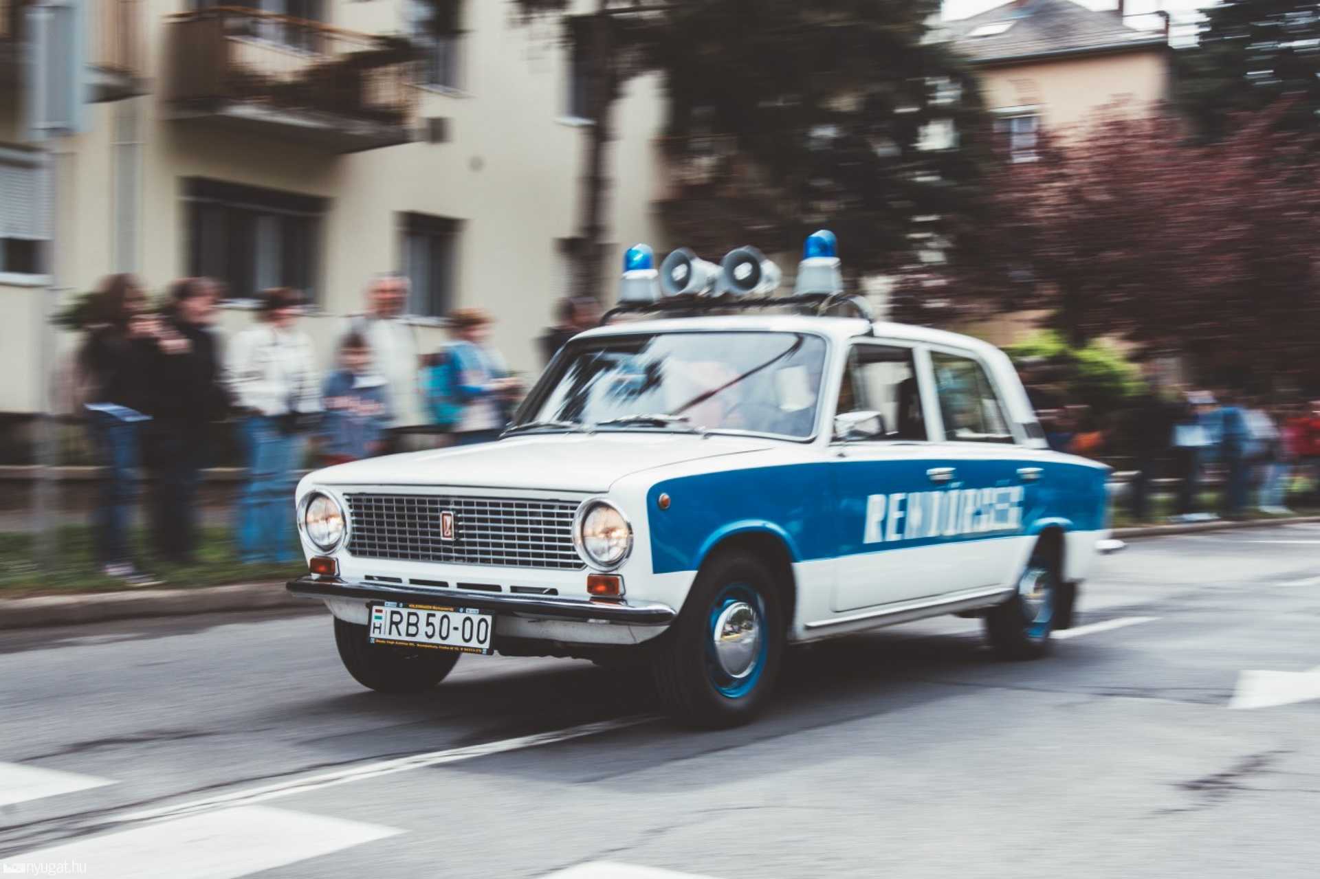 Retro felvonulás május elsején