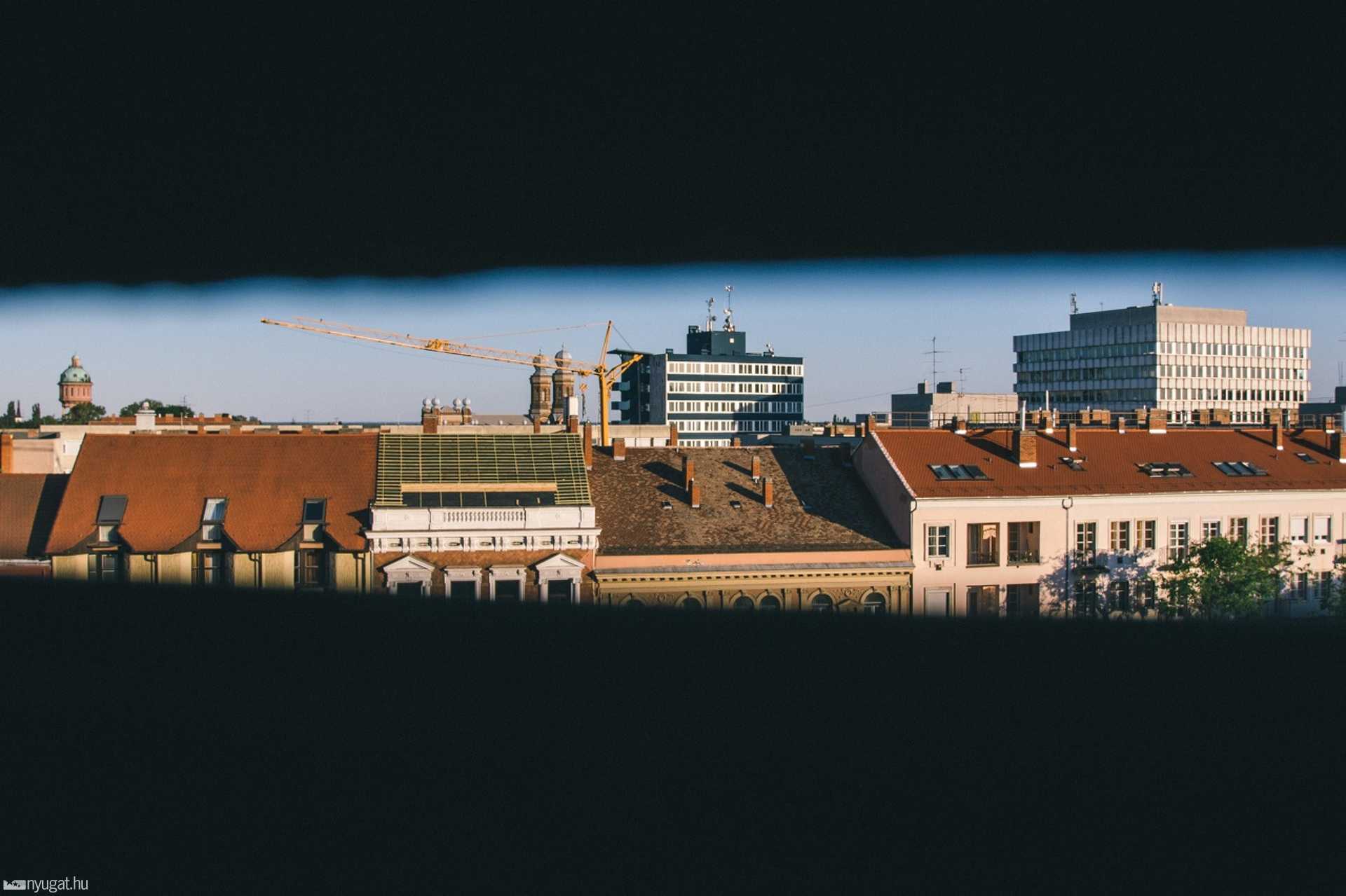 Egy Fő téri ablakból