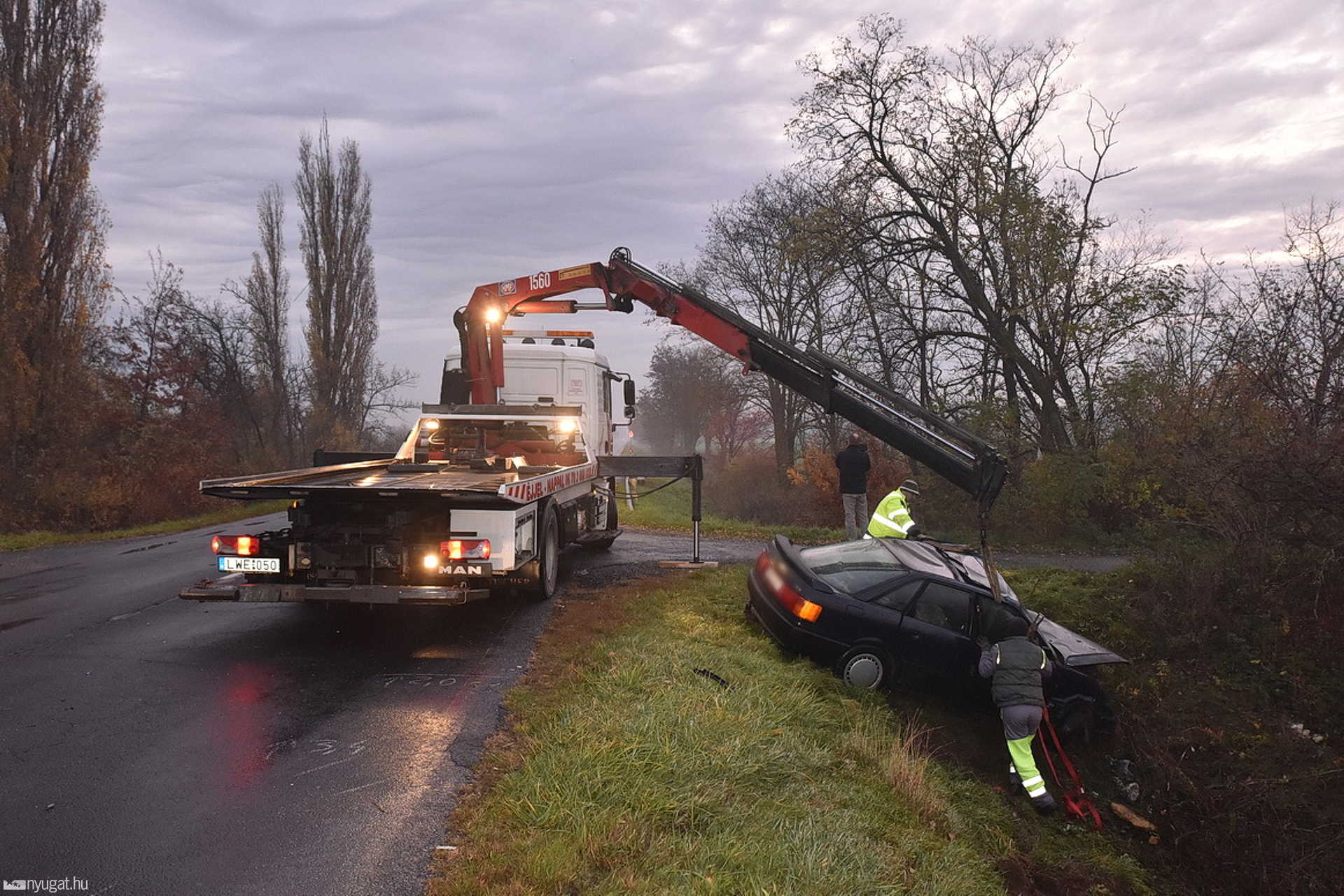Meghalt az Audi sofőrje a hajnali balesetben, négyen megsérültek Nemeskeresztúrnál