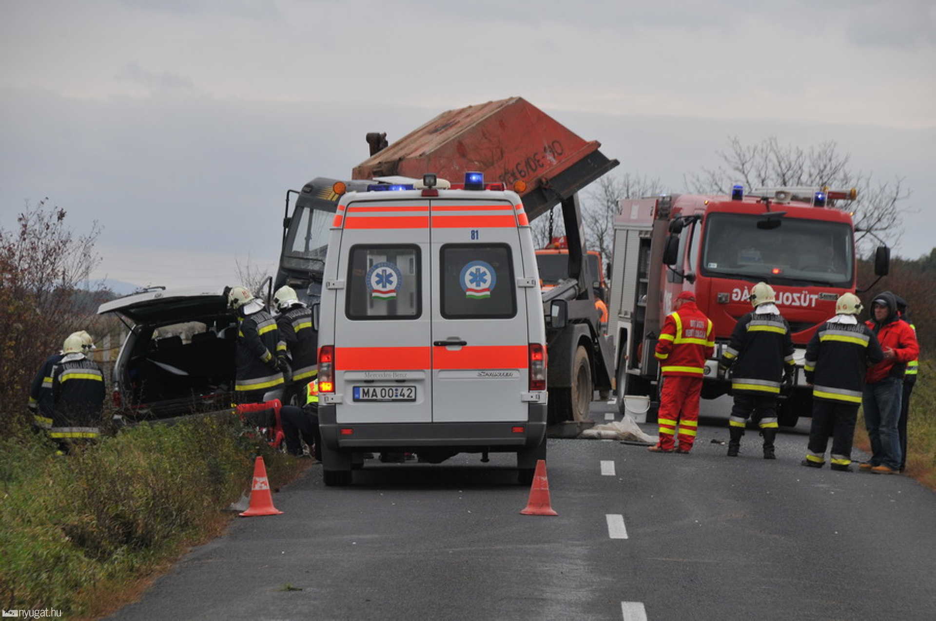 Két felnőtt és egy két éves gyerek halt meg Csepregnél