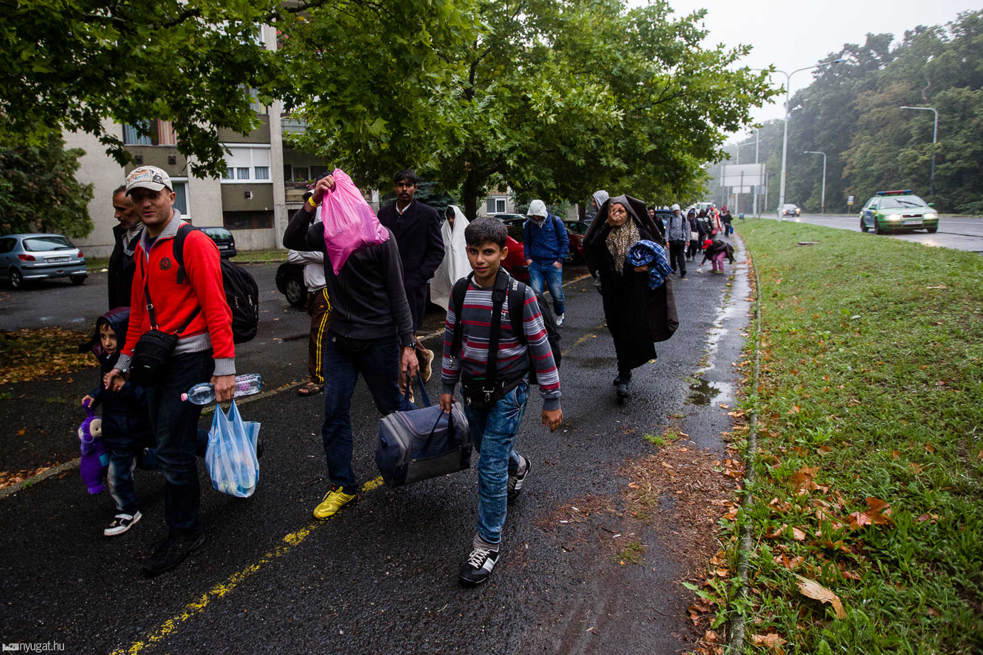 Az osztrák-magyar határ felé gyalogló menekültek Körmenden