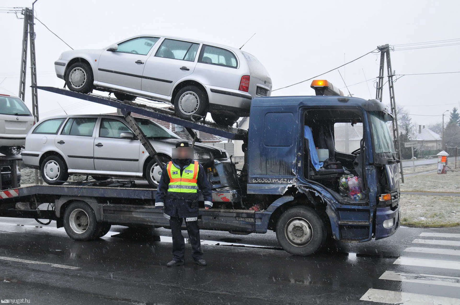 Kanyarodásra váró autóba rohant kamion a 86-oson, Balogunyomnál 
