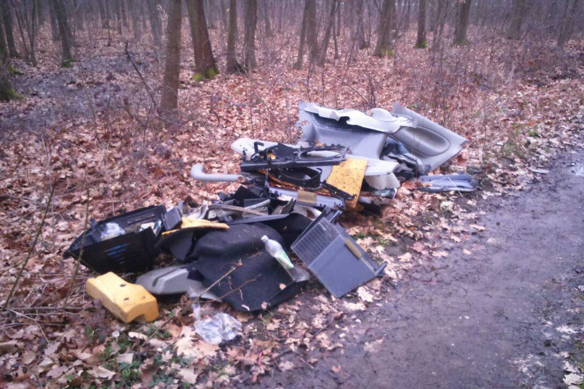 Illegális szeméthegyek a 86-os mellett