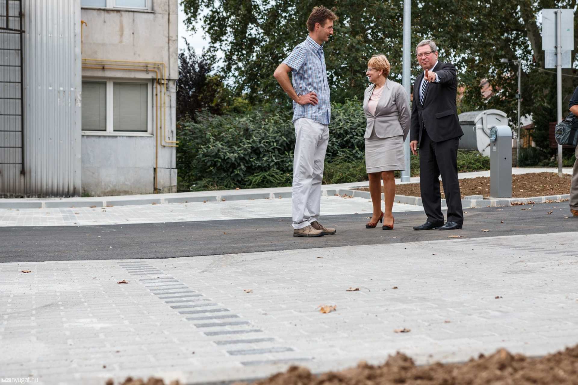 Átadták az új parkolót