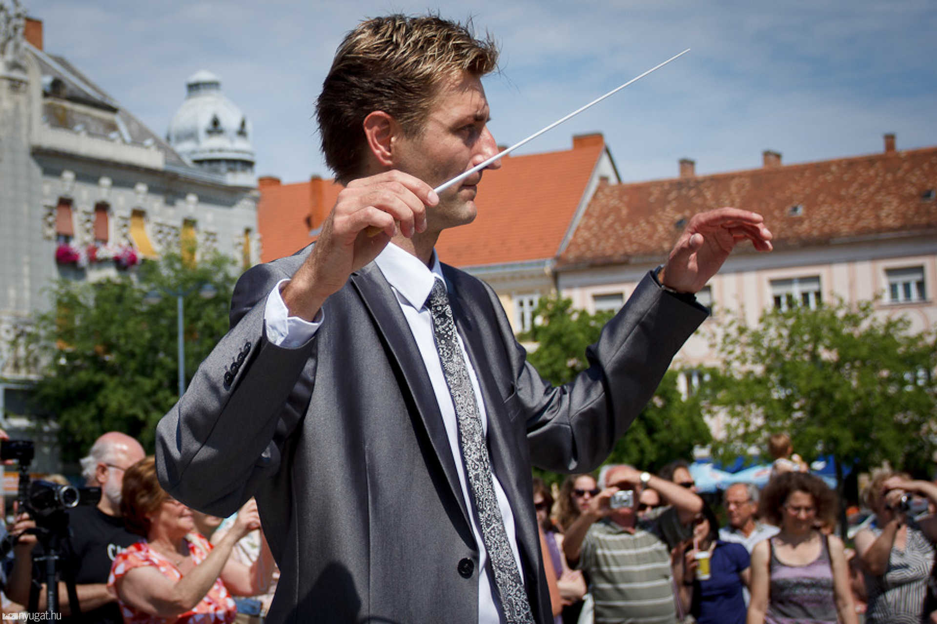 Szimfonikus flash mob a Fő téren