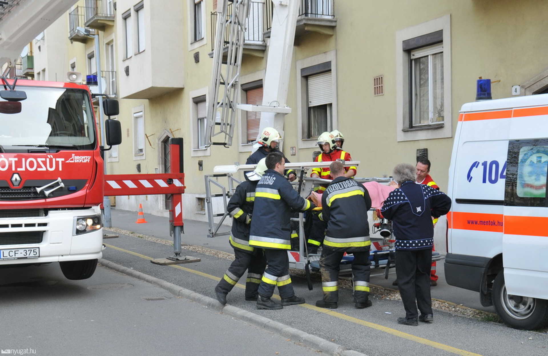 Kosárra rögzített hordággyal mentettek a tűzoltók Szombathelyen