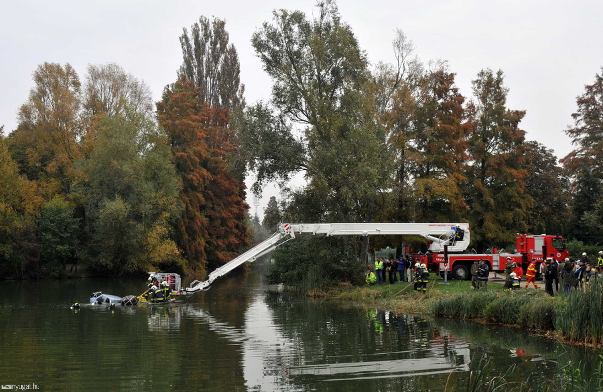 Vízből mentési gyakorlat Szombathelyen, a Csónakázó tónál