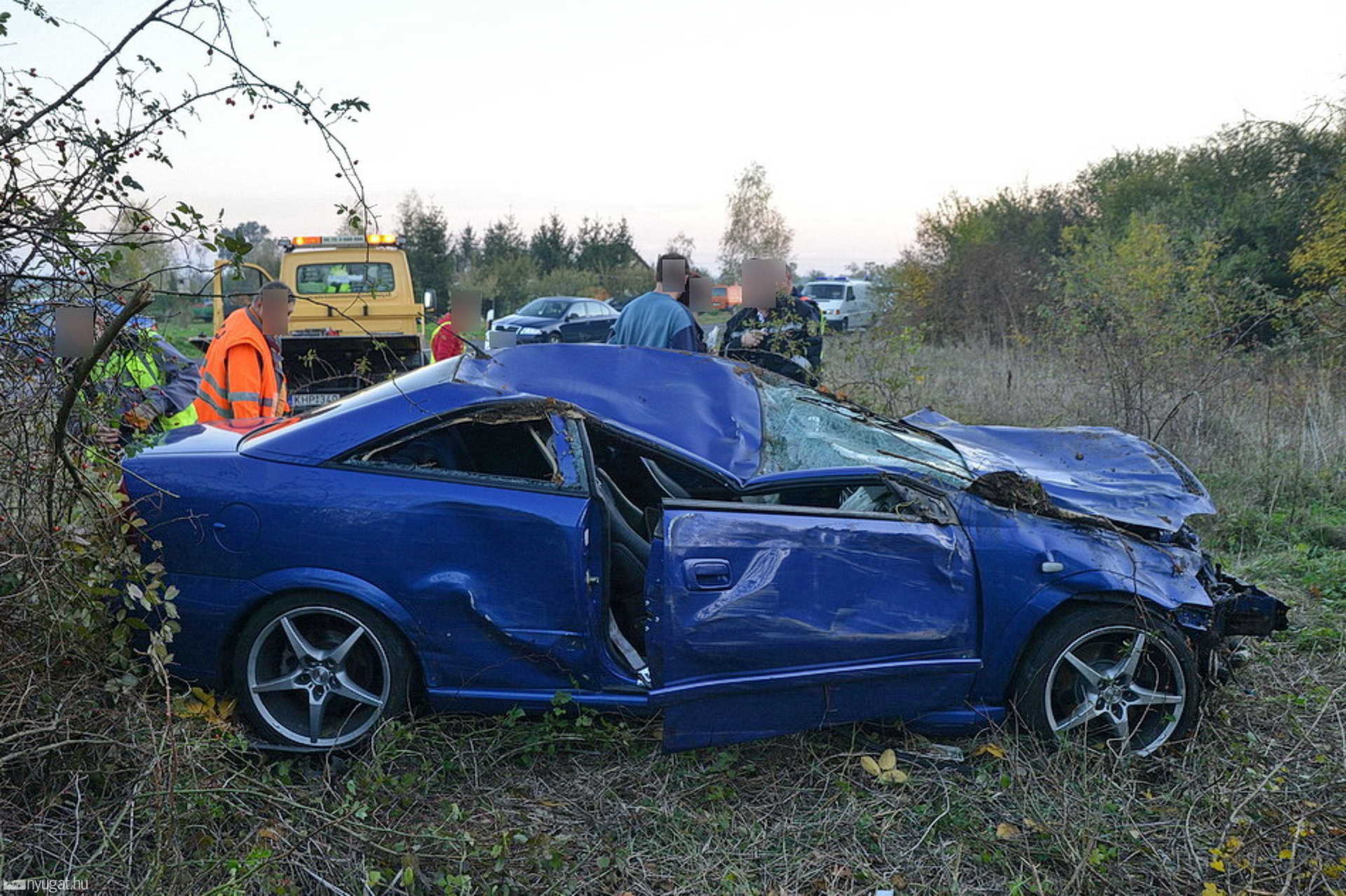 Előzésben lévő autó elé hajtott a VW Söpte közelében