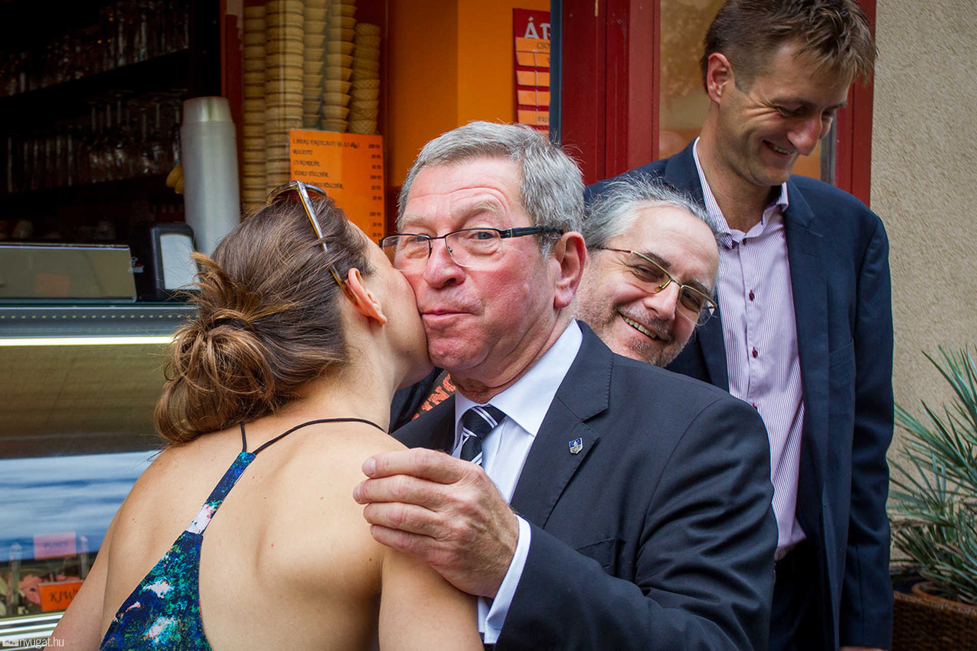 A polgármester kért egy puszit