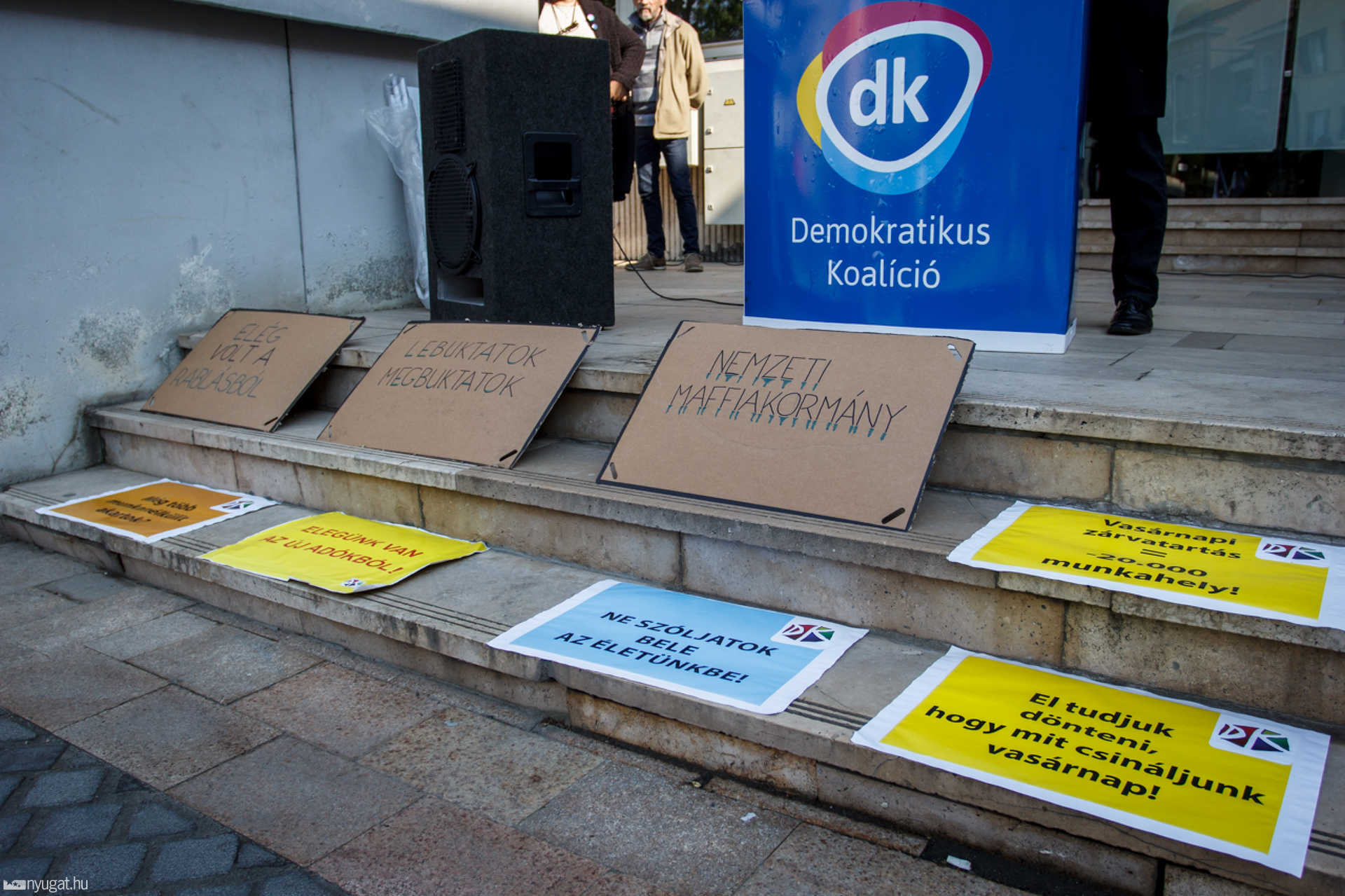 Tüntetés a #KorrupcióKormánya ellen Szombathelyen