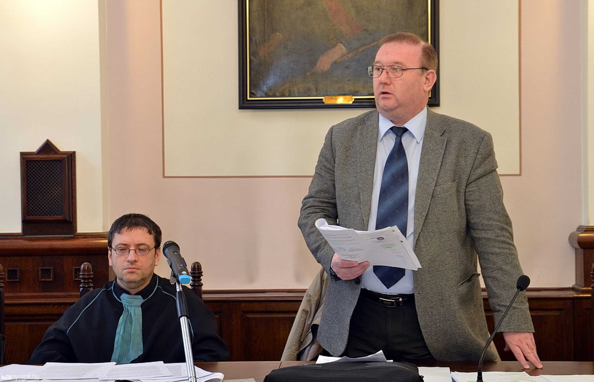 A feleségét kalapáccsal megölő férfi tárgyalása Szombathelyen