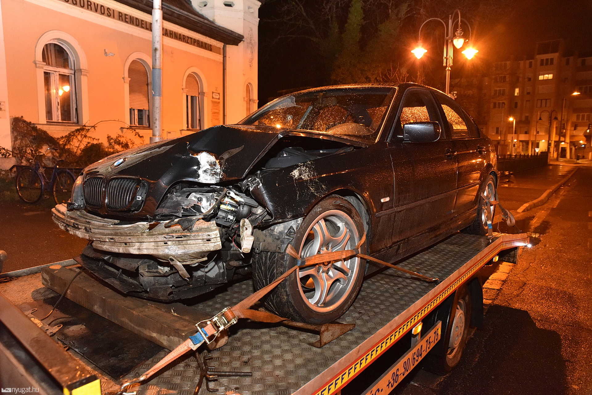 Hídkorlátot tört a BMW Szombathelyen, az Óperint utcában