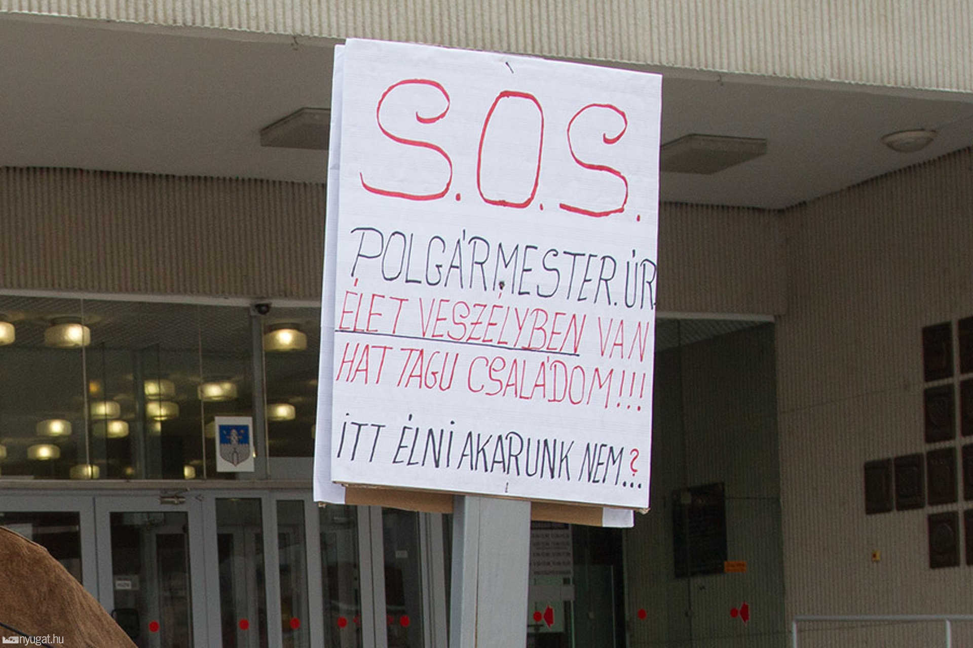Egyszemélyes demonstráció a városháza előtt