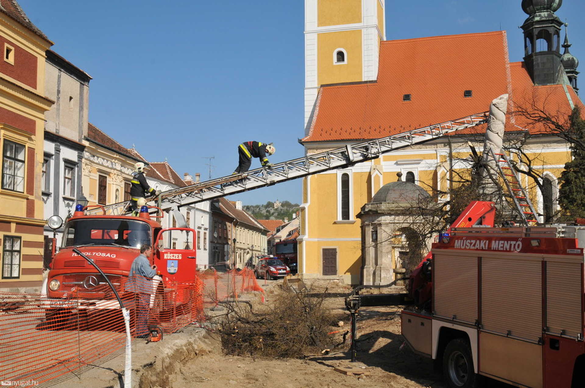 Fa tarolta le Kőszeg híres Mária szobrát a Jurisich téren
