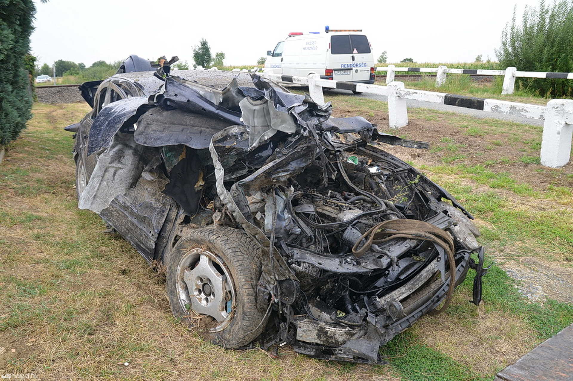Vonattal ütközött a Mercedes Gyöngyösfalunál