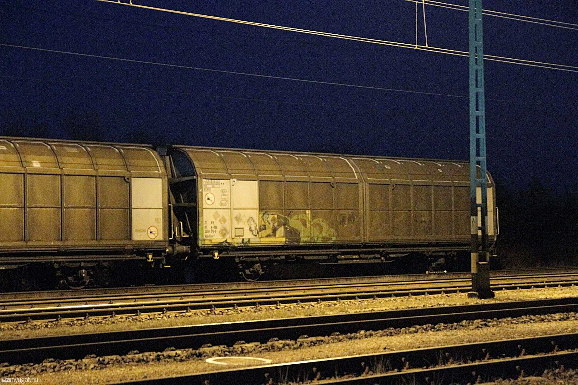 Vonat tetejére mászott, áramütést szenvedett
