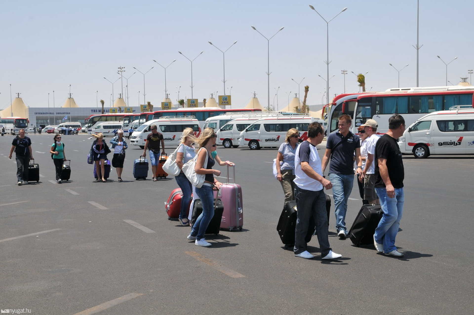 Magyar turisták a hurghadai repülőtéren (archív)