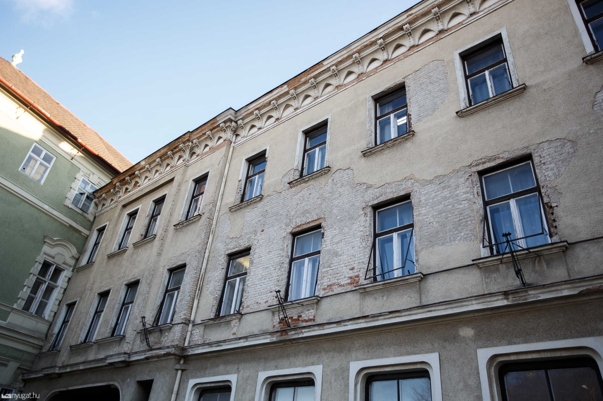 Tűzoltók bontják a Kormányhivatal homlokzatát