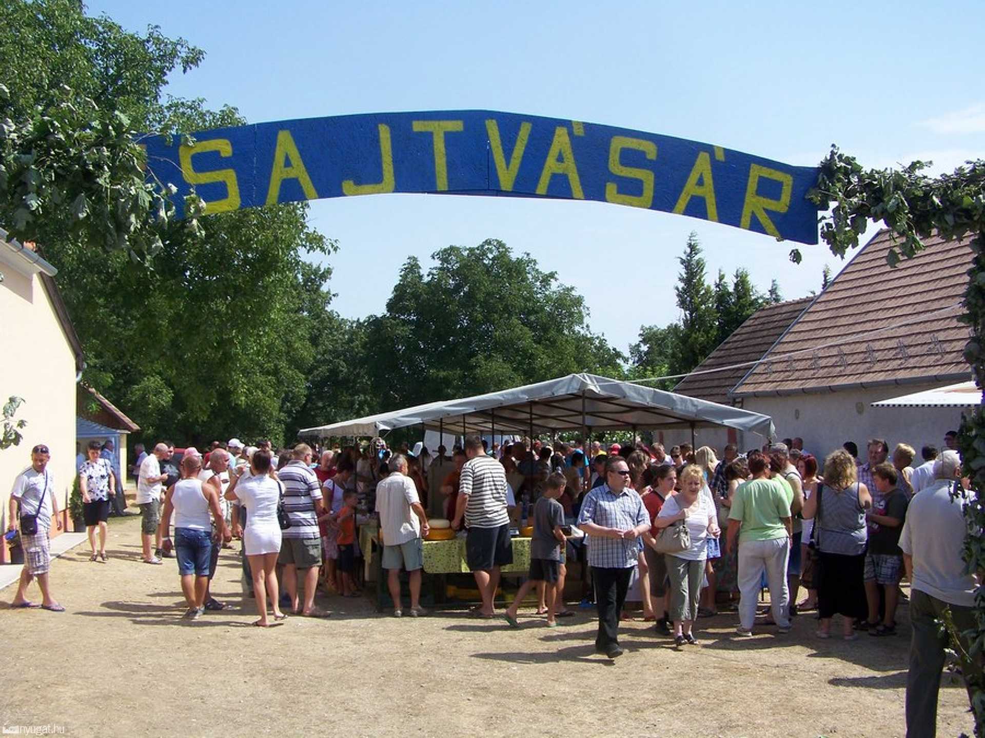 Vásári forgatag a sajtünnepen