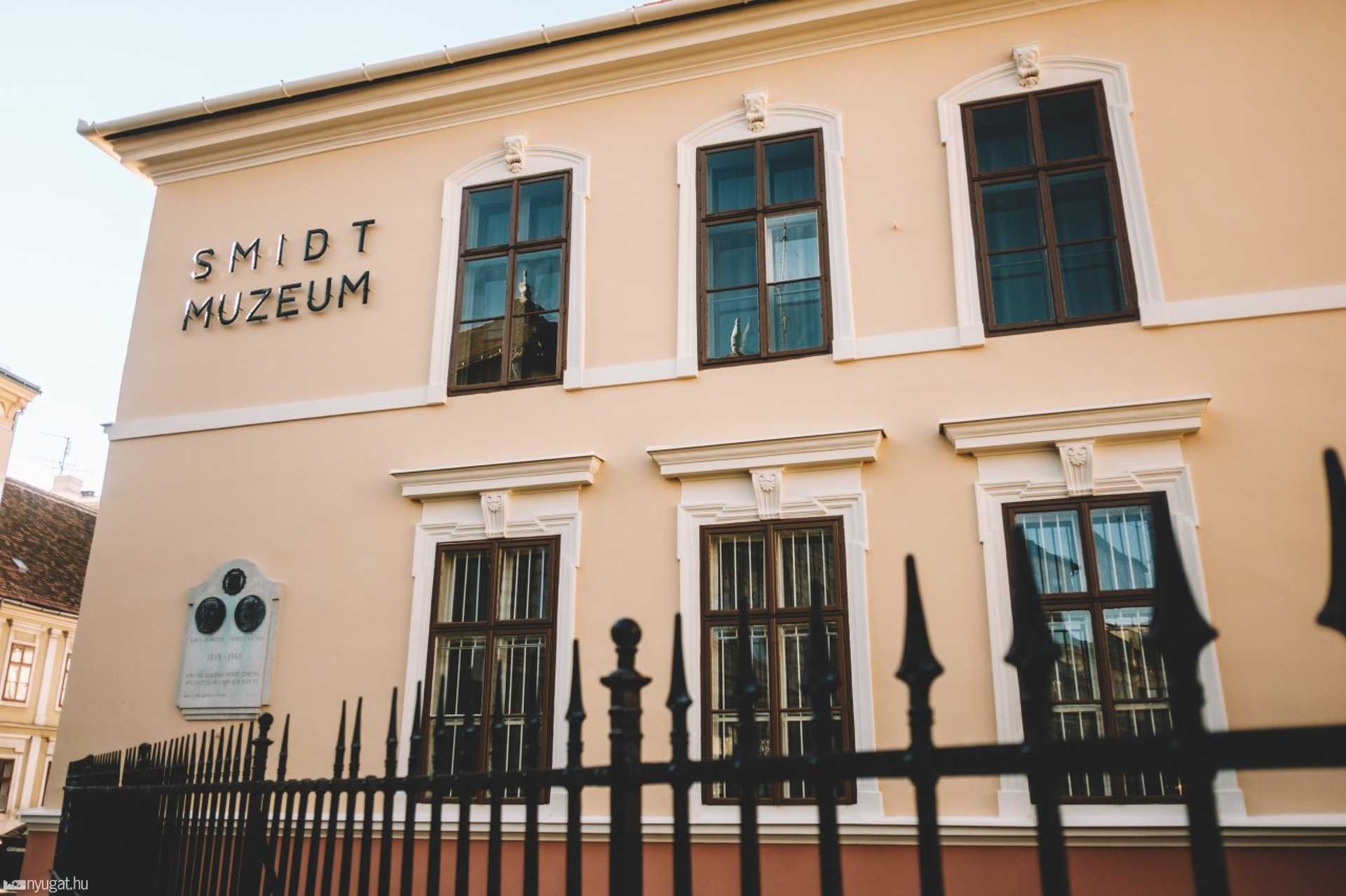 Smidt Múzeum homlokzatátadó