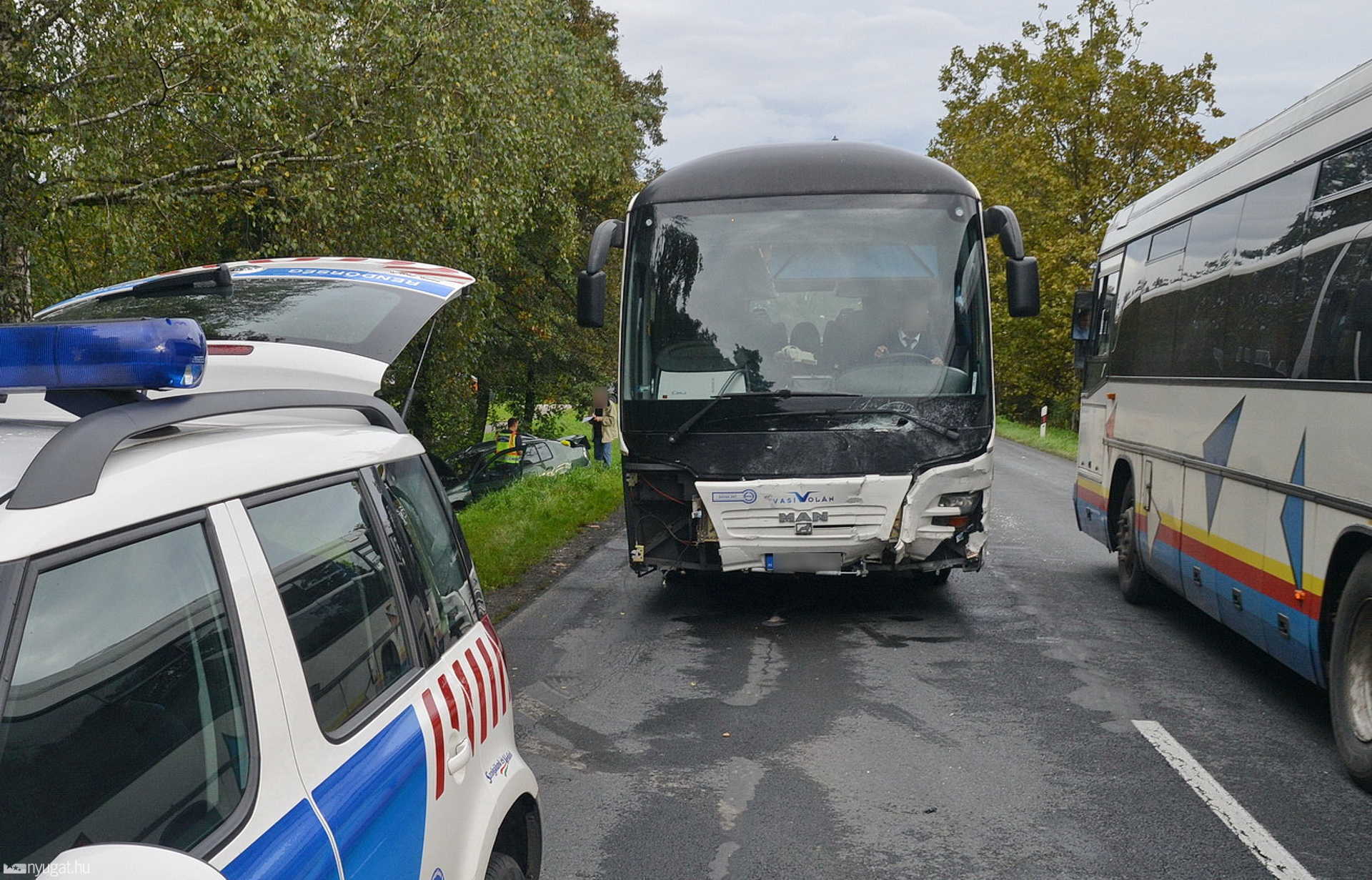 Busz elé pördült egy személyautó a 86-os főúton, Balogunyomnál