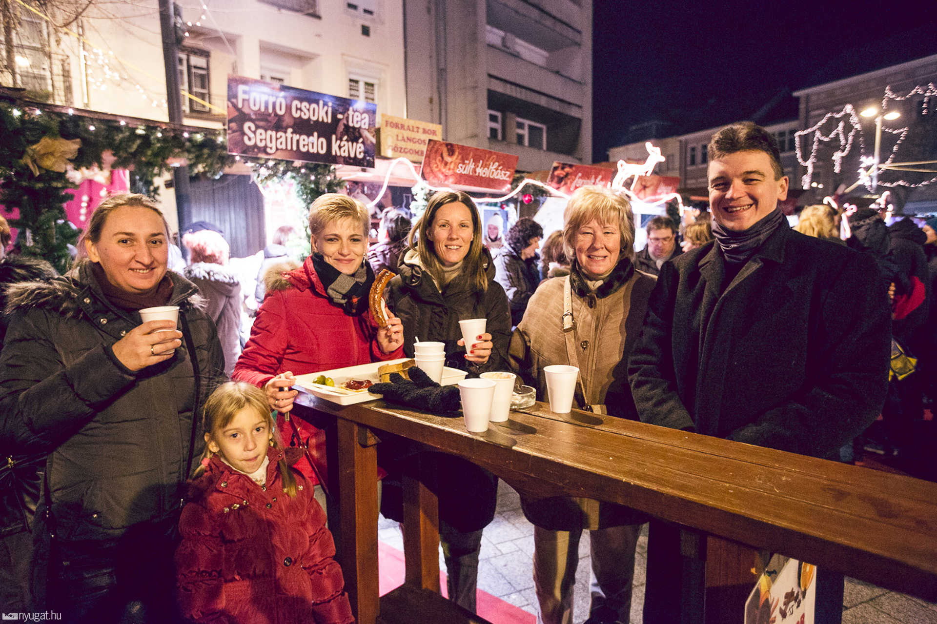 Advent első gyertyagyújtása a Fő téren
