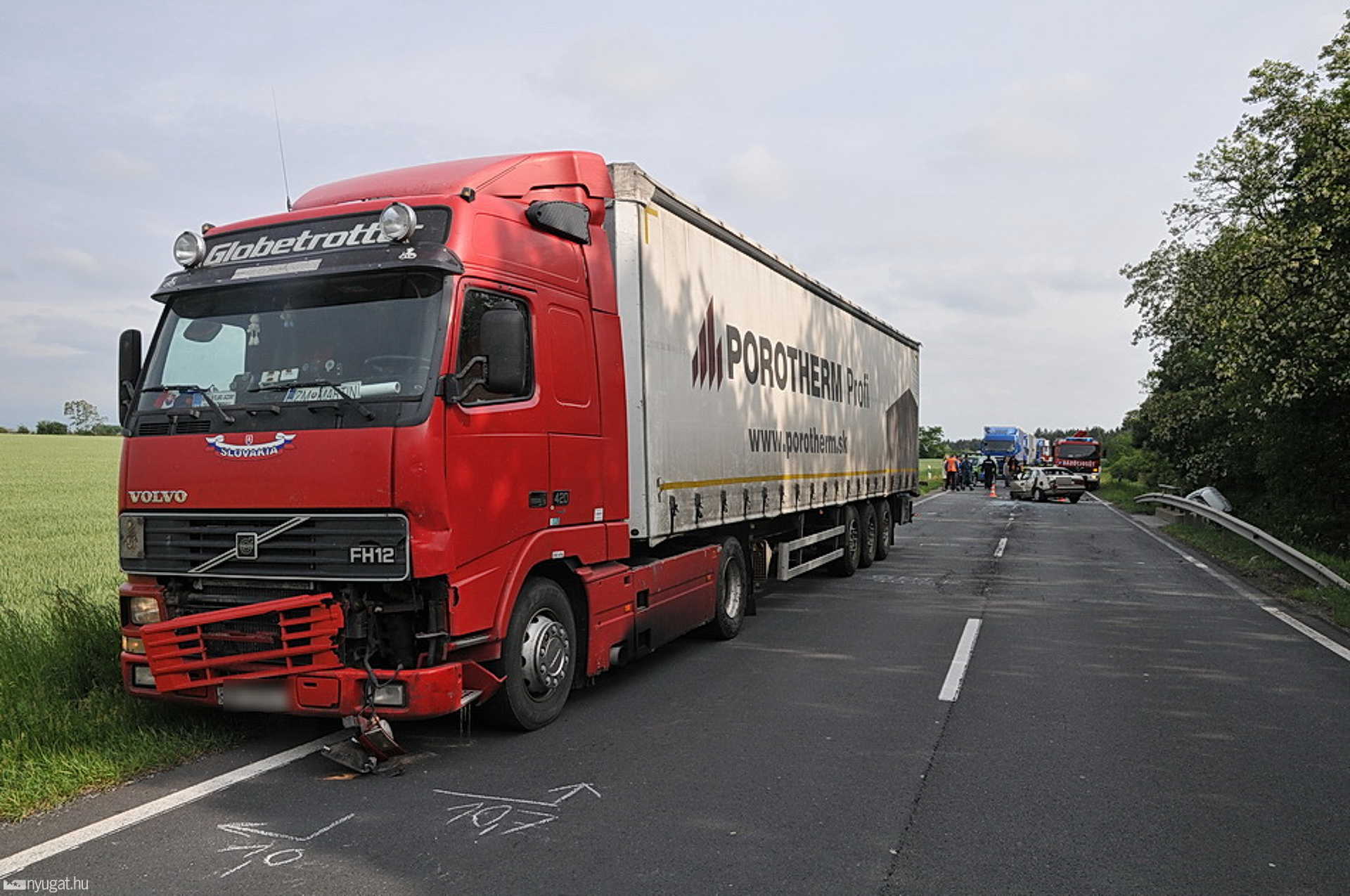 Előzésből hármas ütközés a 86-os főúton, Kisrádóc közelében
