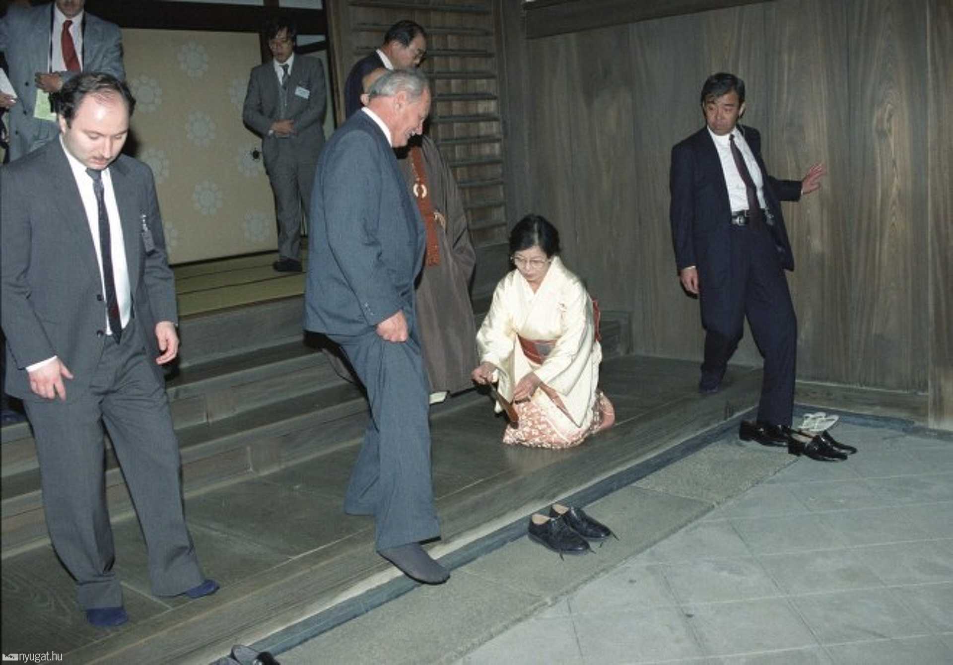 Tokió, 1990. november 11. Göncz Árpád köztársasági elnök japán szokás szerint leveszi cipőjét, a tokiói Szenkaku-dzsi templomban
