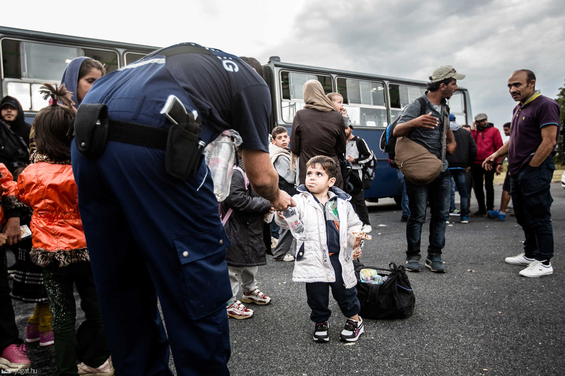 Újabb menekültekkel teli busz érkezett az osztrák-magyar határhoz