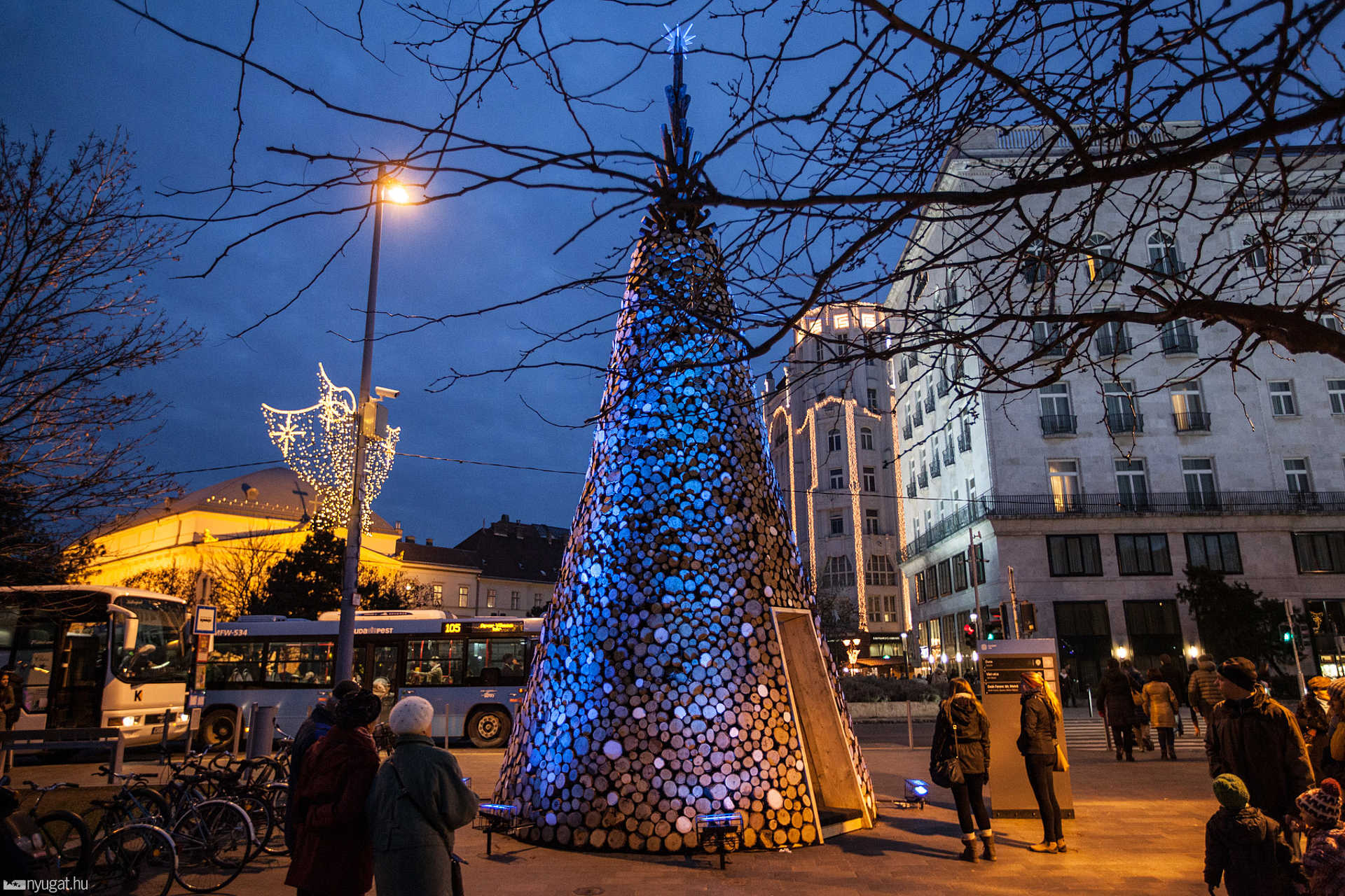 A Hello Wood karácsonyfája a budapesti Erzsébet téren, a Design Terminál előtt