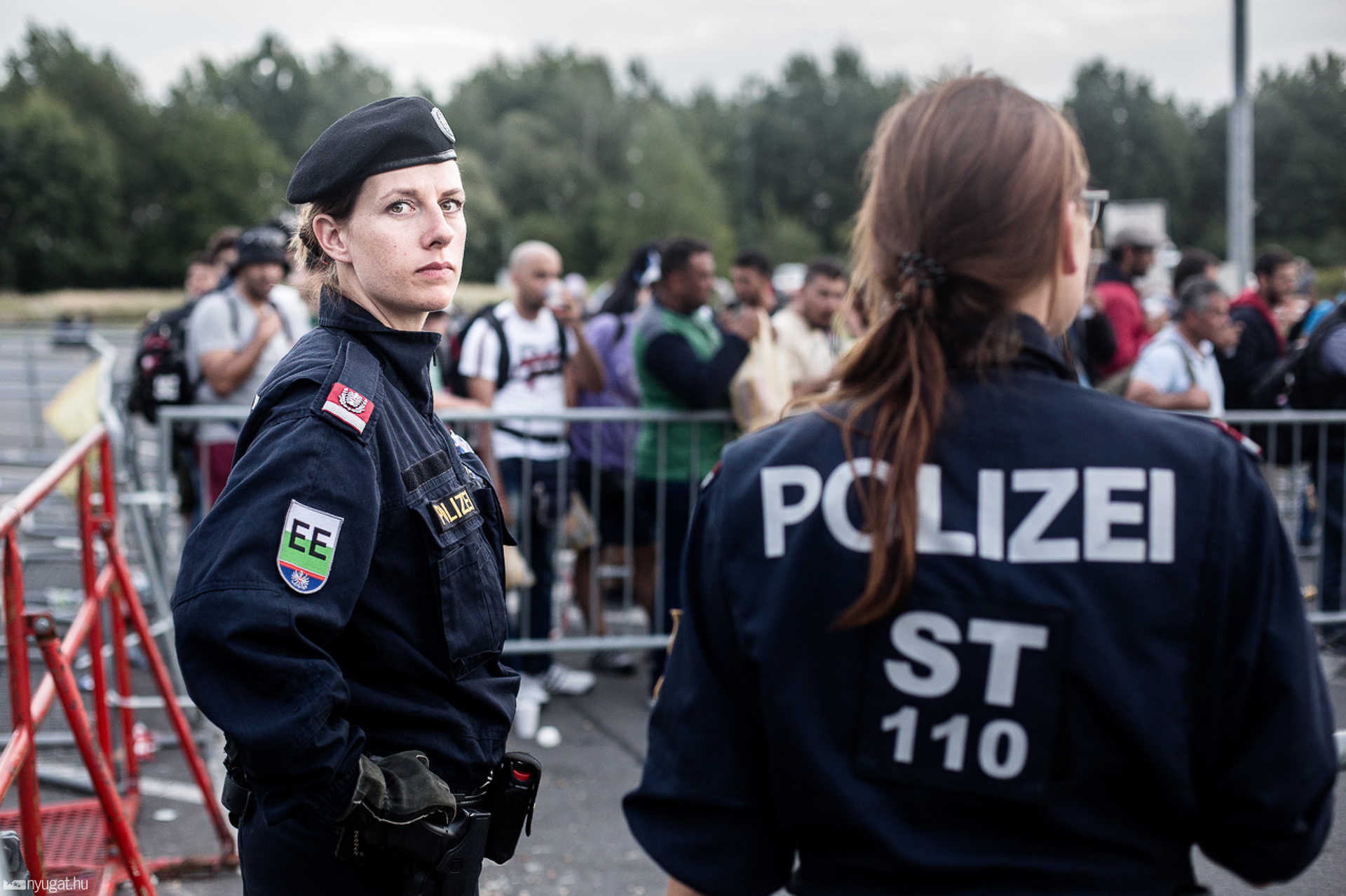 Újabb menekültekkel teli busz érkezett az osztrák-magyar határhoz