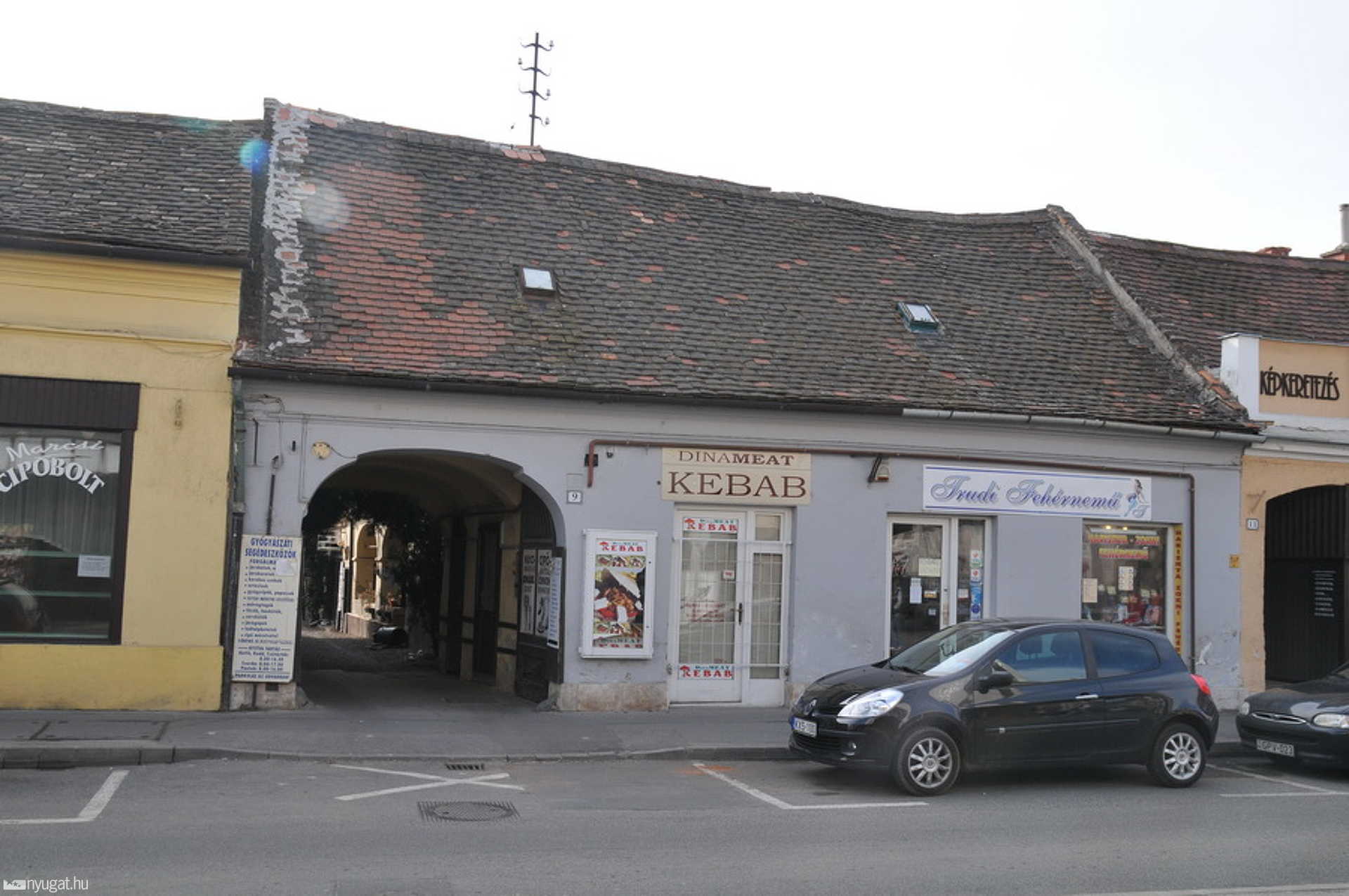 A magántulajdonos miatt ezt a házat nem bontják le, a mellette lévőket viszont igen