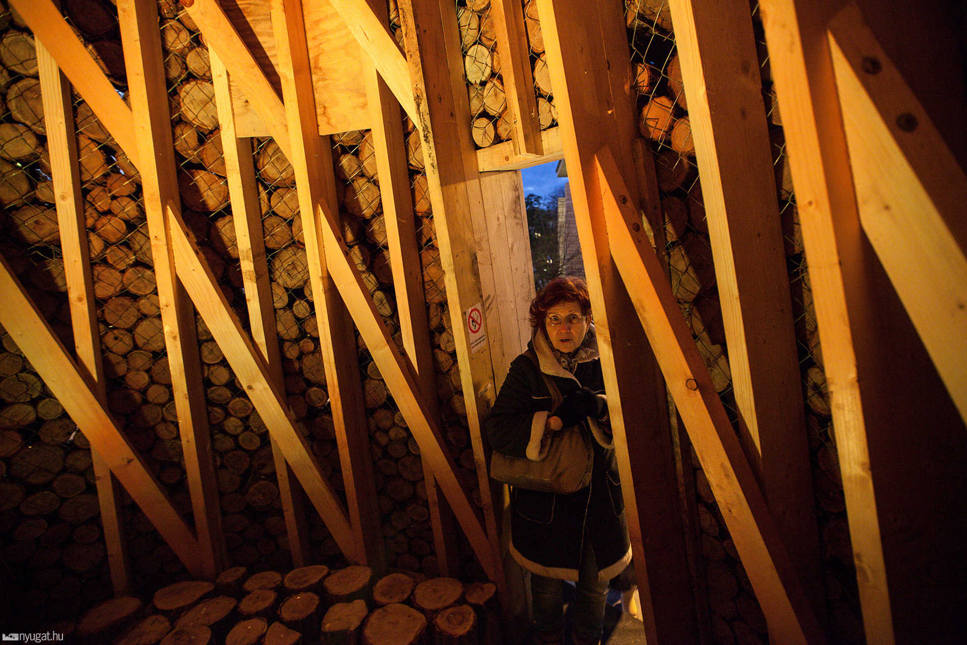 A Hello Wood karácsonyfája a budapesti Erzsébet téren, a Design Terminál előtt