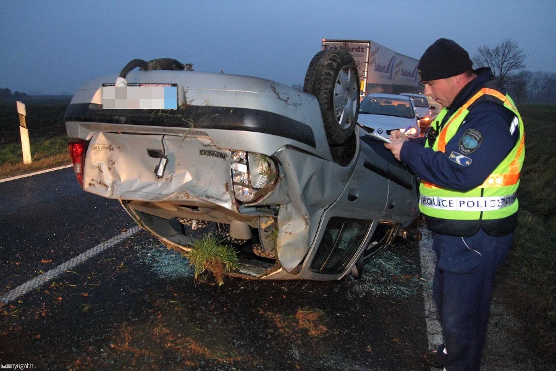 Felborult egy Renault Sorokpolány közelében