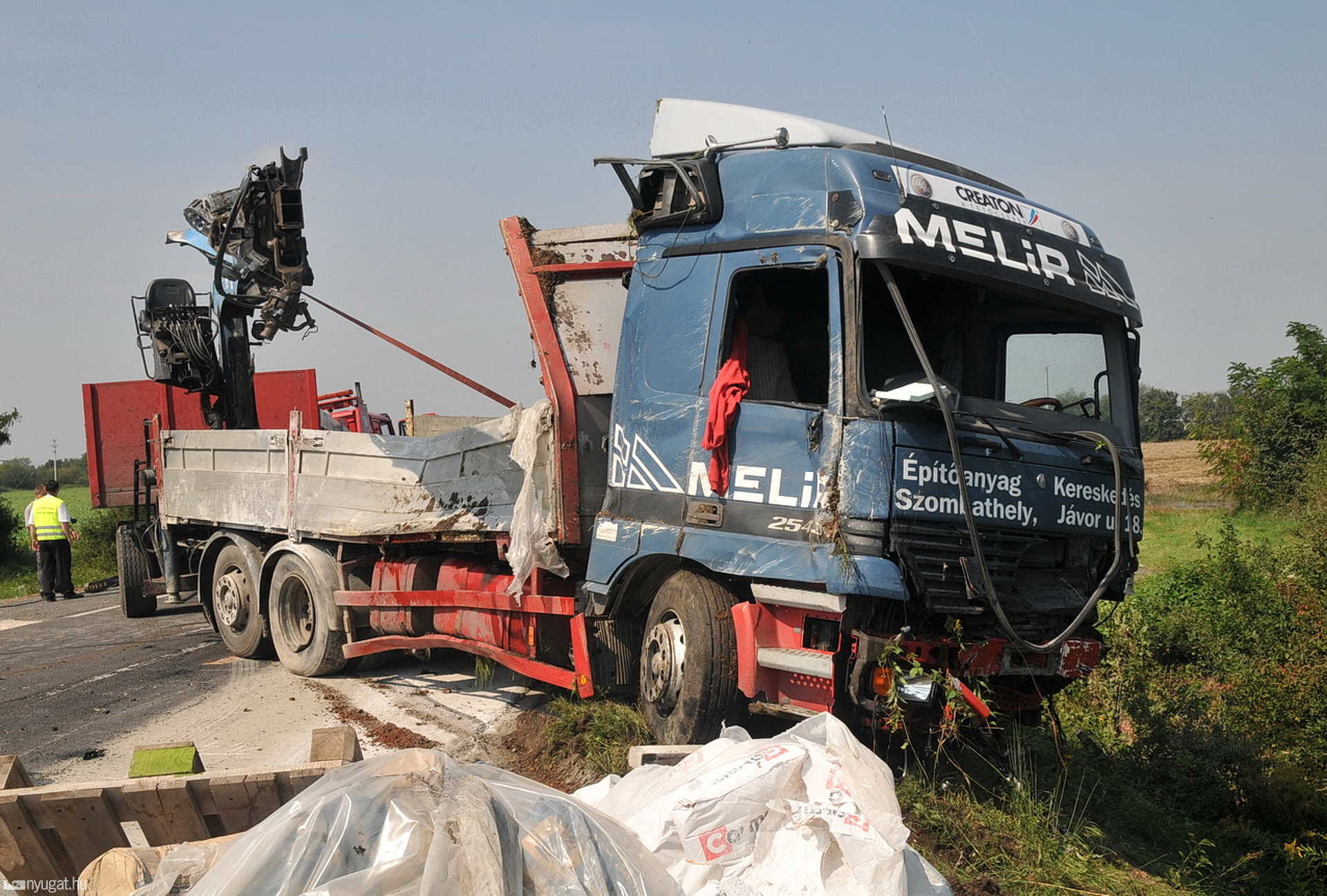 Teherautónak hajtott és meghalt a sofőr a 87-esen
