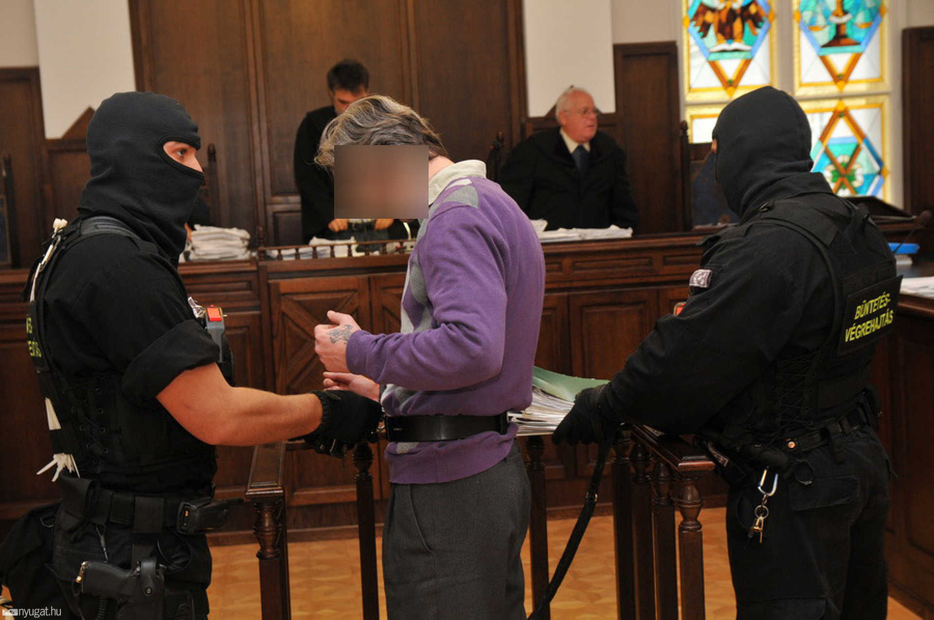 Elkezdődött Szpombathelyen a brutális rablók pere