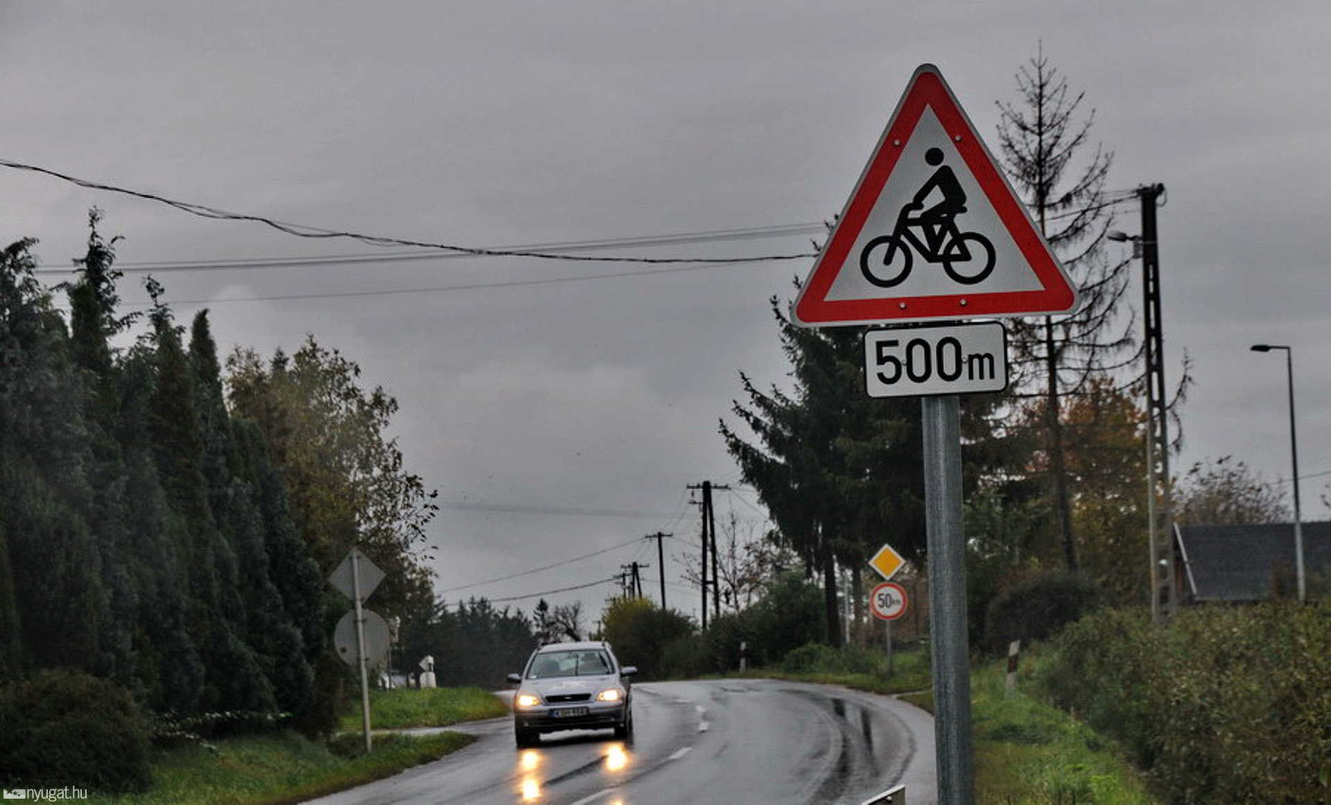A következő 500 méteren "fokozottan számolni kell az úttesten kerékpárosok közlekedésével"