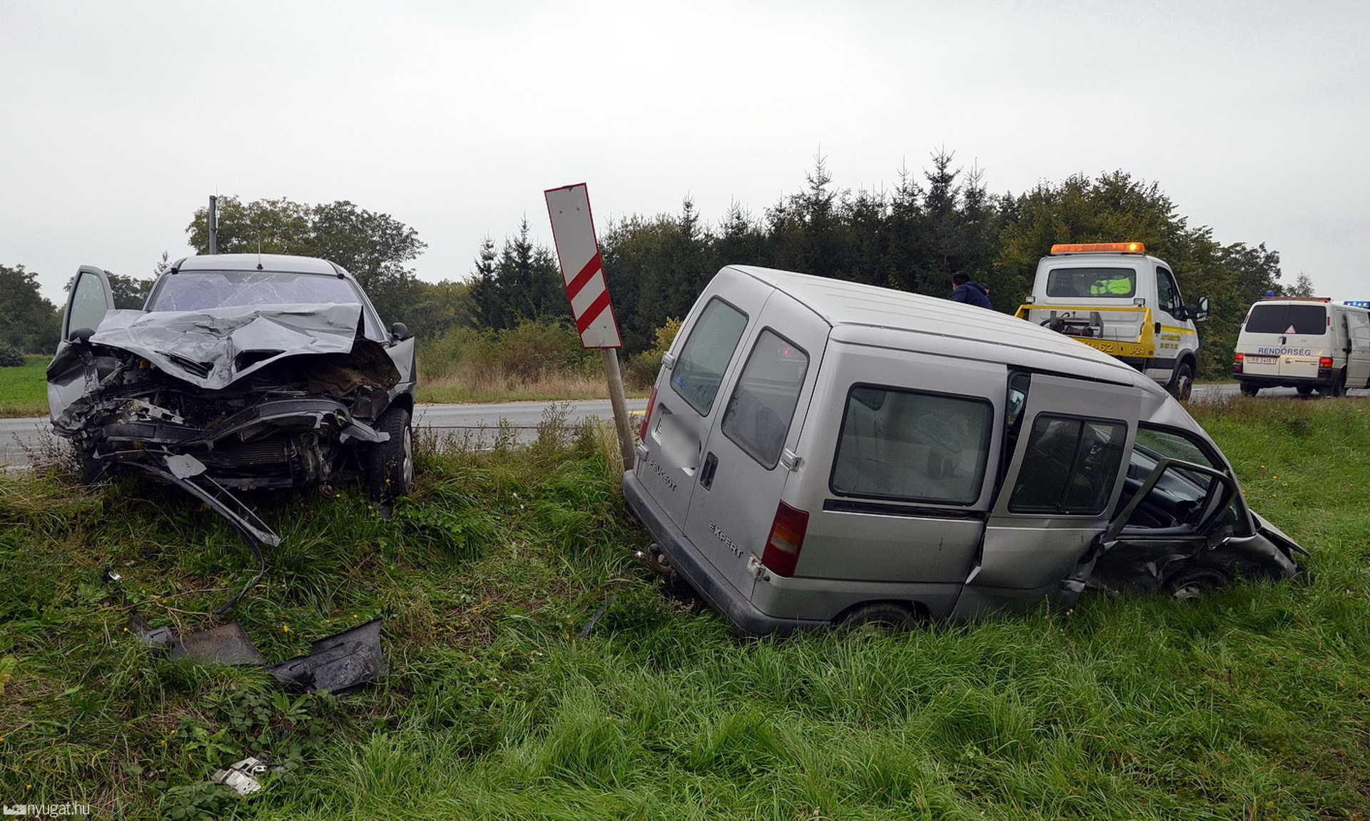 Kormányrántás után baleset a 87-es főúton, négy sérülttel