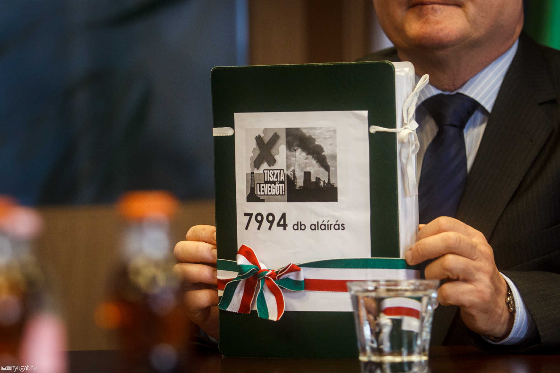 A FALCO-gyár környezetterhelése ellen indított petíciós aláírások átadása