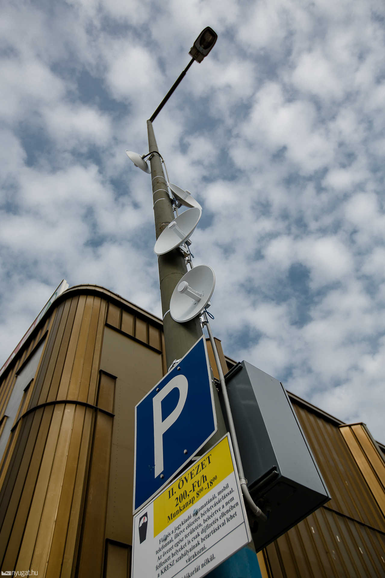 Rejtélyes antennák a villanyoszlopon