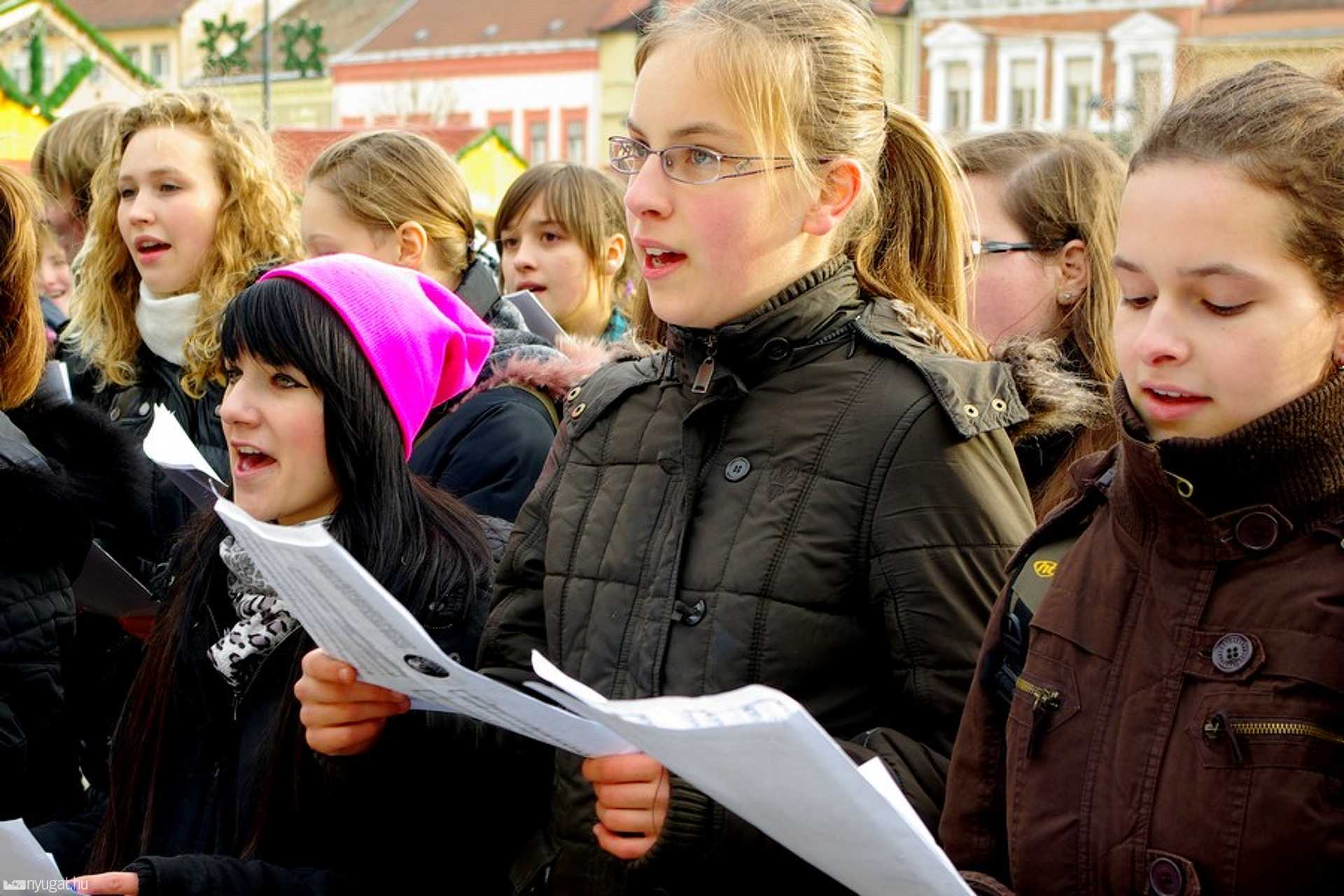 Közös karácsonyi éneklés a Fő téren